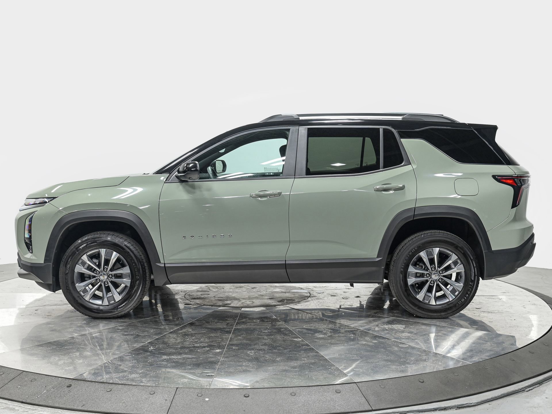 2025 Chevrolet Equinox LT photo 2