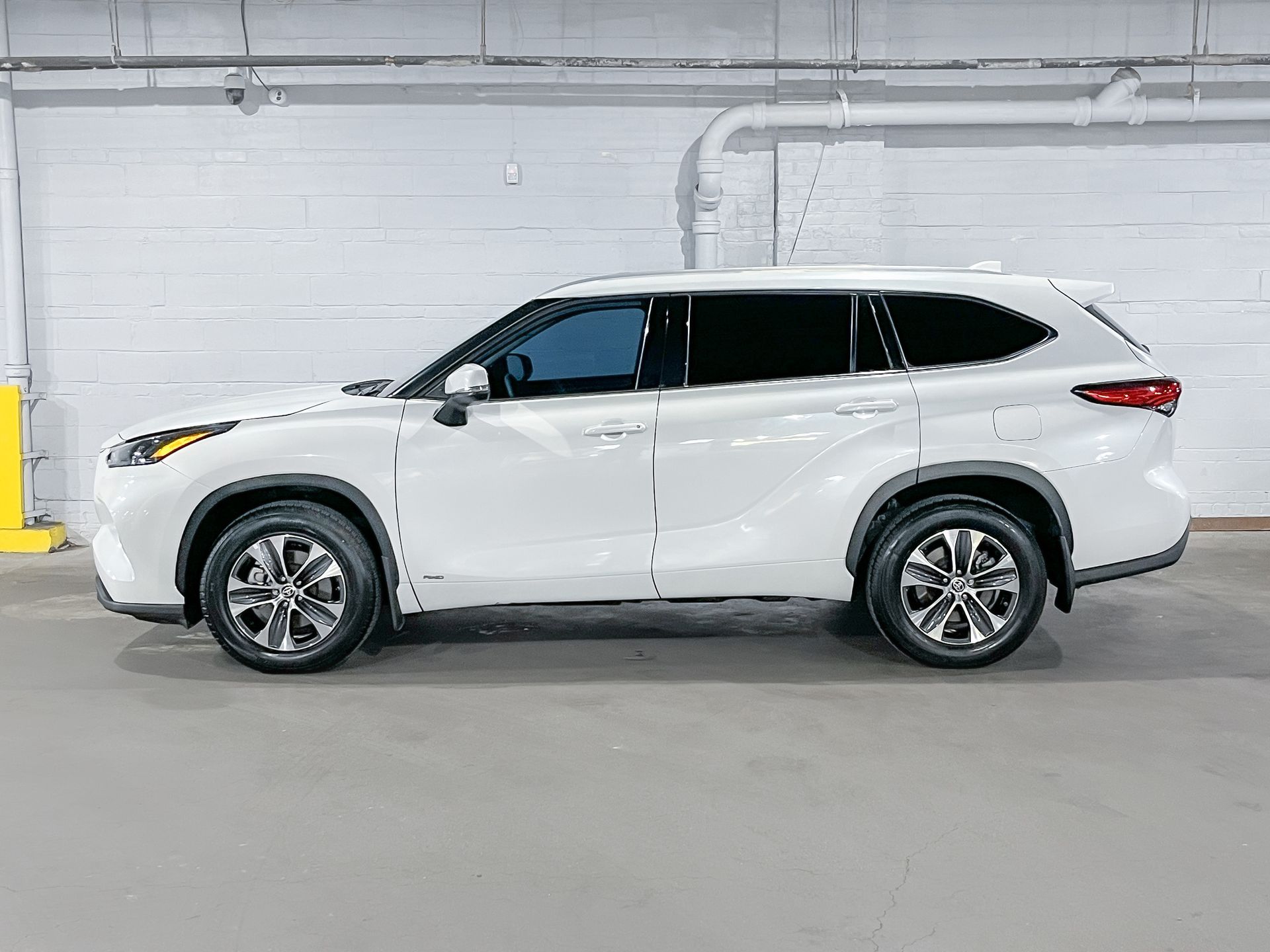 Used 2022 Toyota Highlander XLE with VIN 5TDHBRCH1NS554428 for sale in Forest Hills, NY