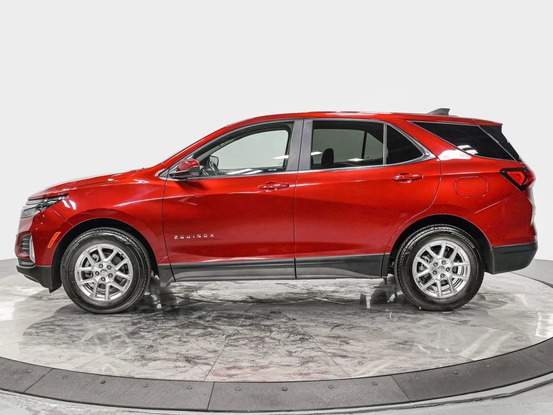 Used 2022 Chevrolet Equinox LT with VIN 2GNAXUEV0N6147288 for sale in Forest Hills, NY