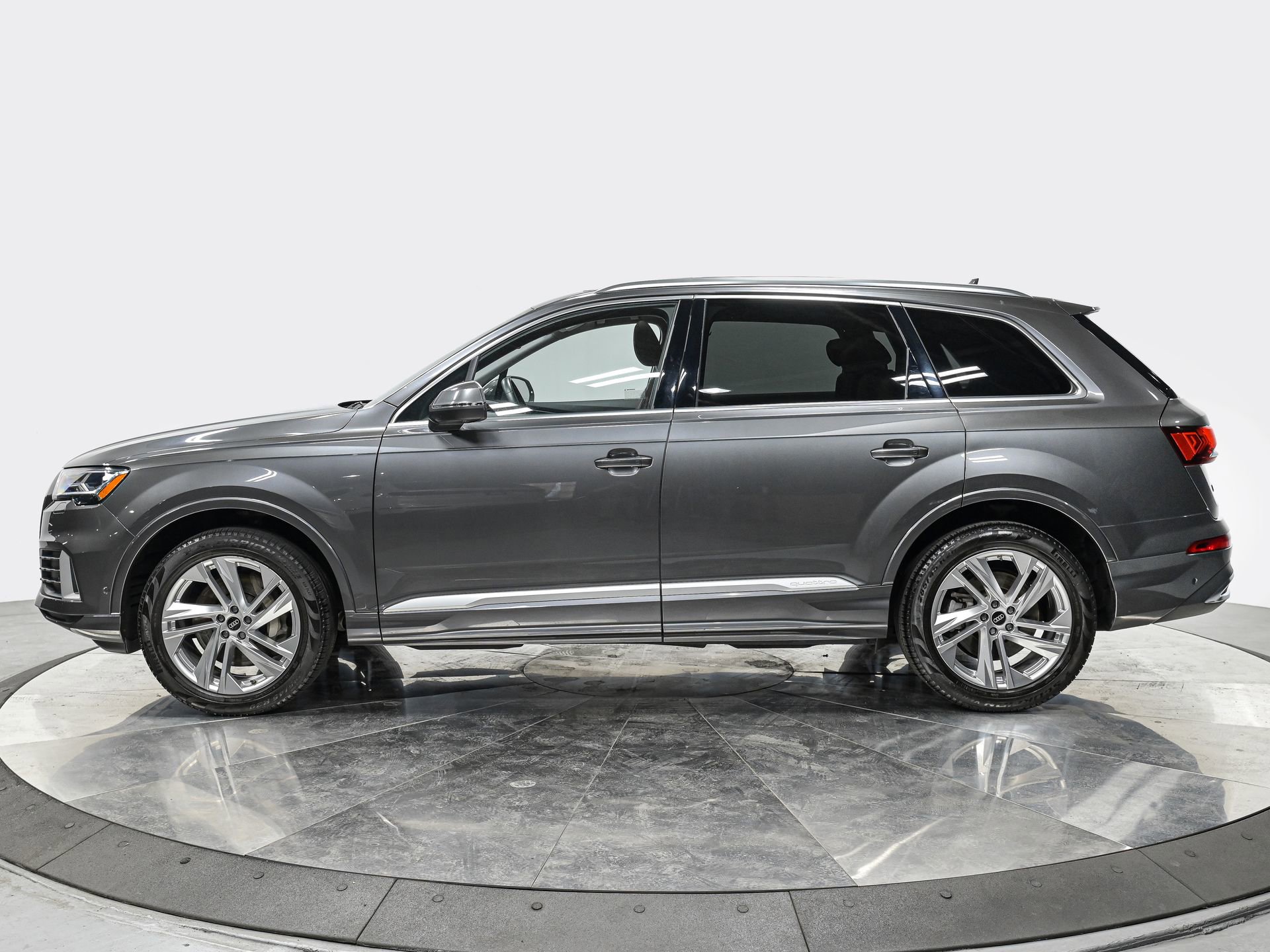 2023 Audi Q7 45 Premium photo 2