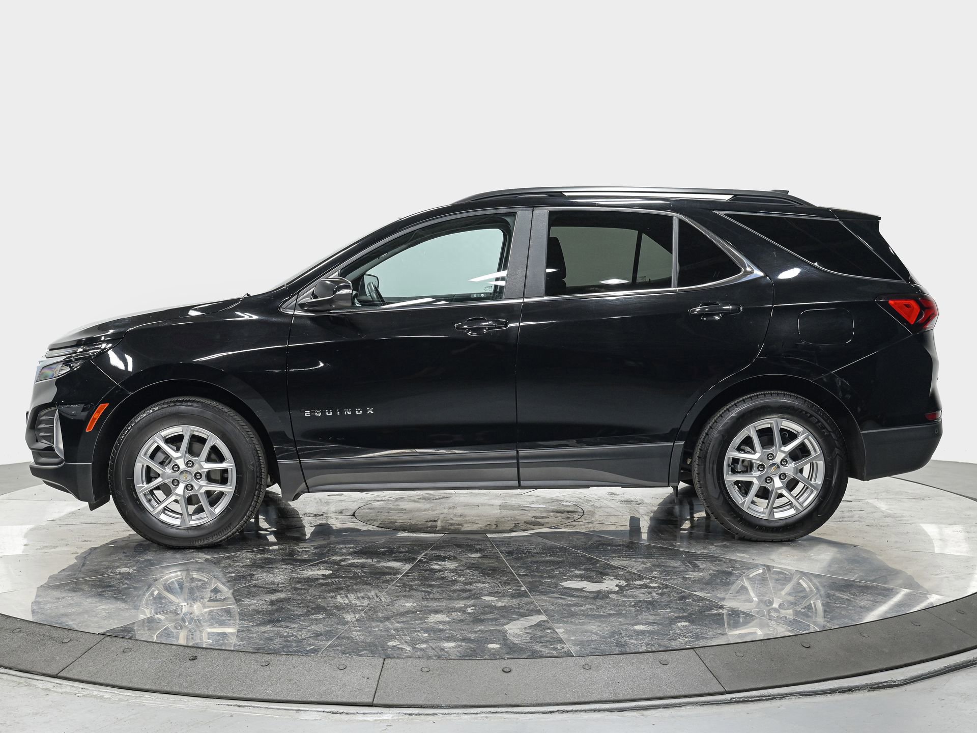 2022 Chevrolet Equinox LT photo 2