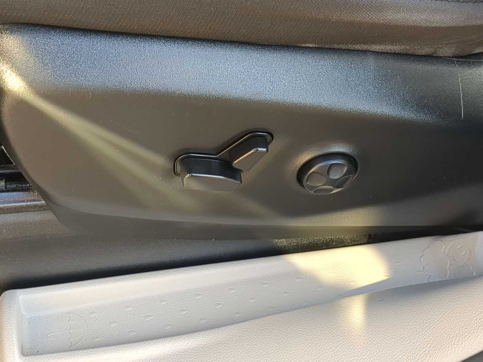 Thumbnail: 2023 Chrysler Voyager - 16