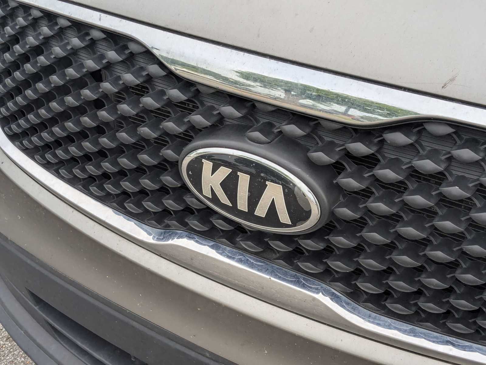 Thumbnail: 2016 Kia Sorento - 8