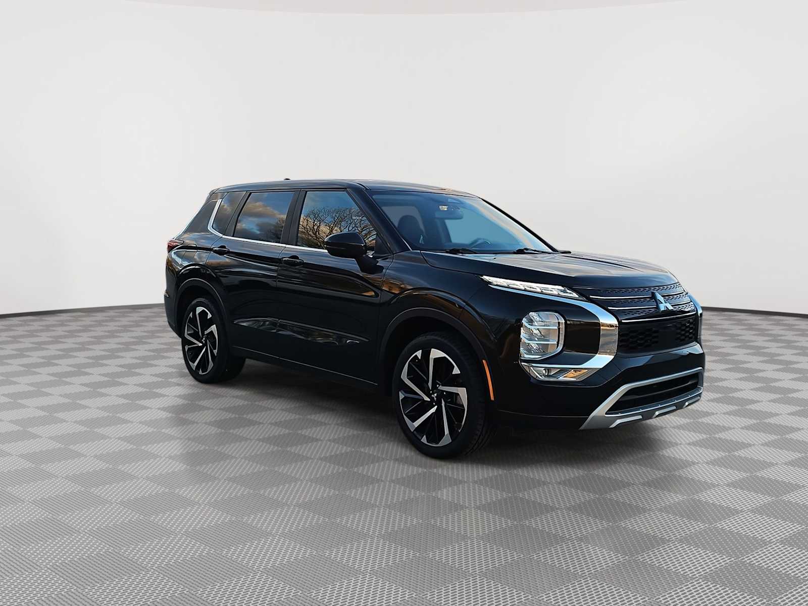 Thumbnail: 2023 Mitsubishi Outlander - 2