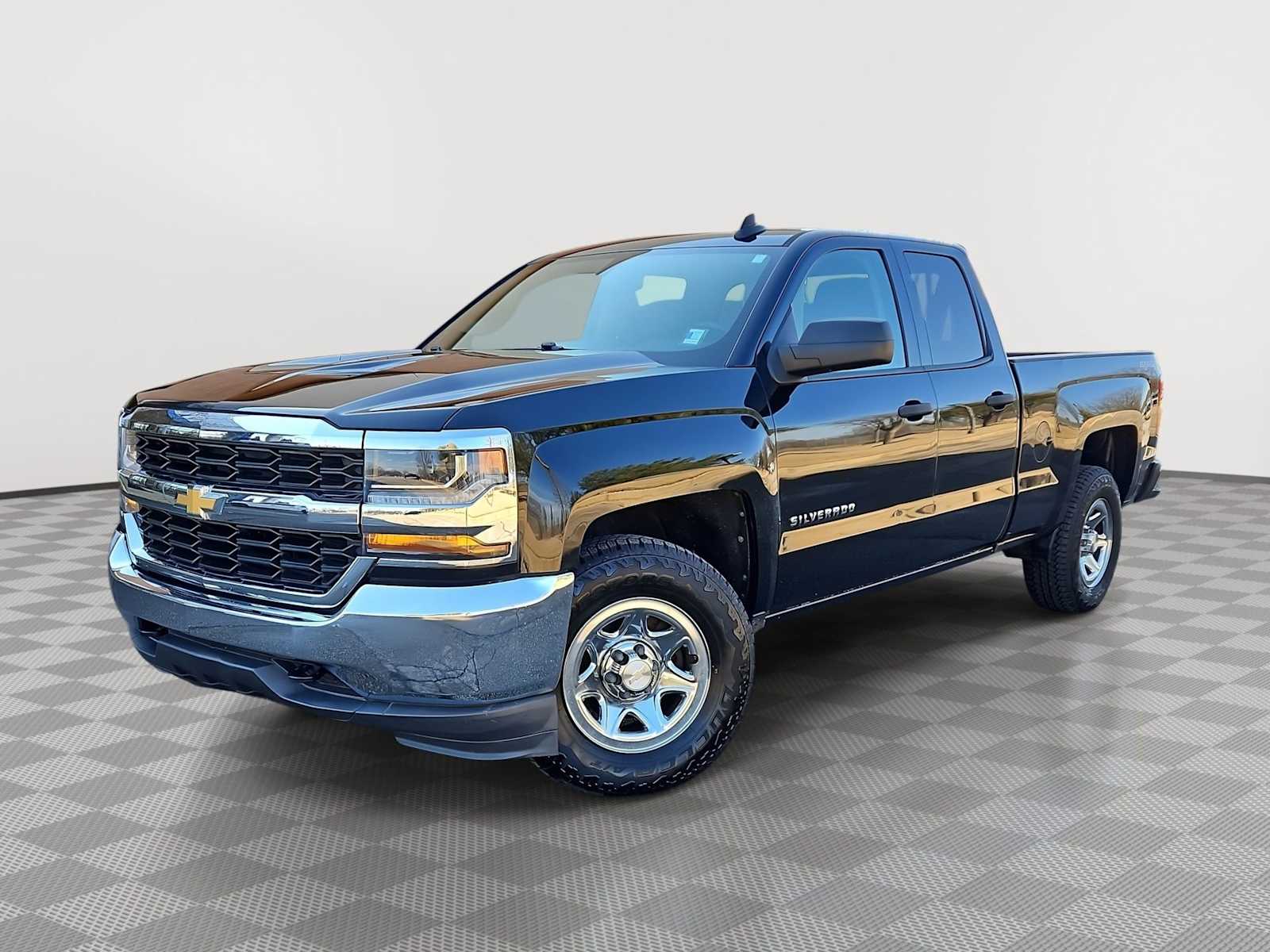 Thumbnail: 2017 Chevrolet Silverado 1500 - 1
