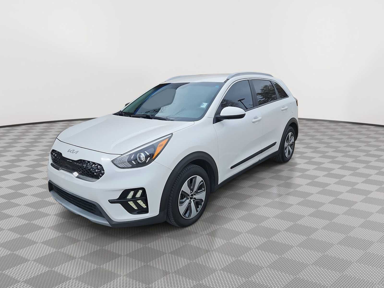 Thumbnail: 2022 Kia Niro - 4