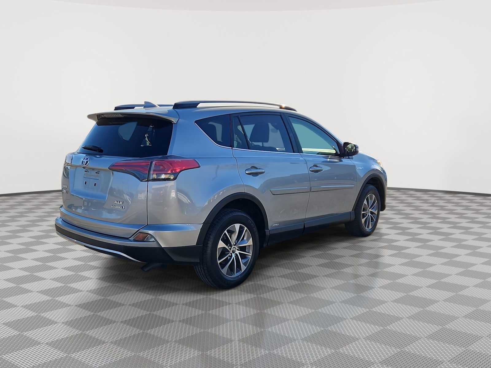 Thumbnail: 2017 Toyota RAV4 - 8