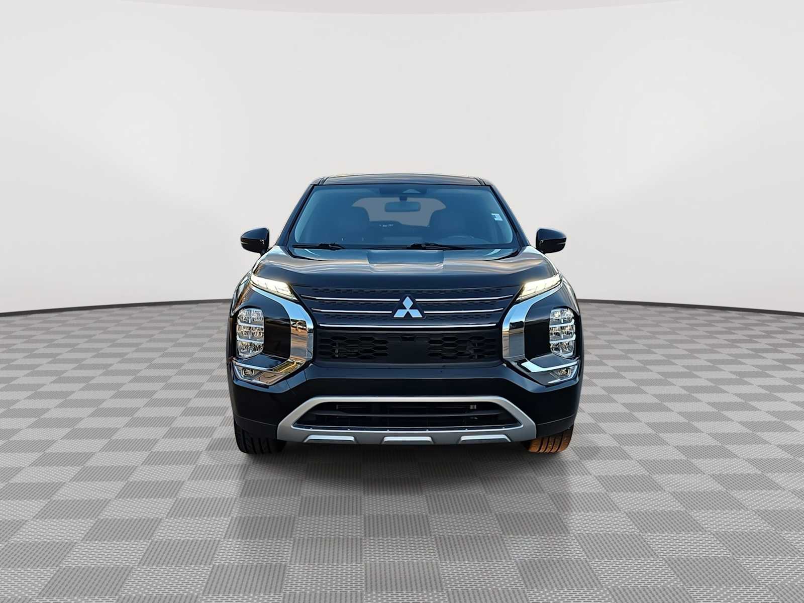 Thumbnail: 2023 Mitsubishi Outlander - 3