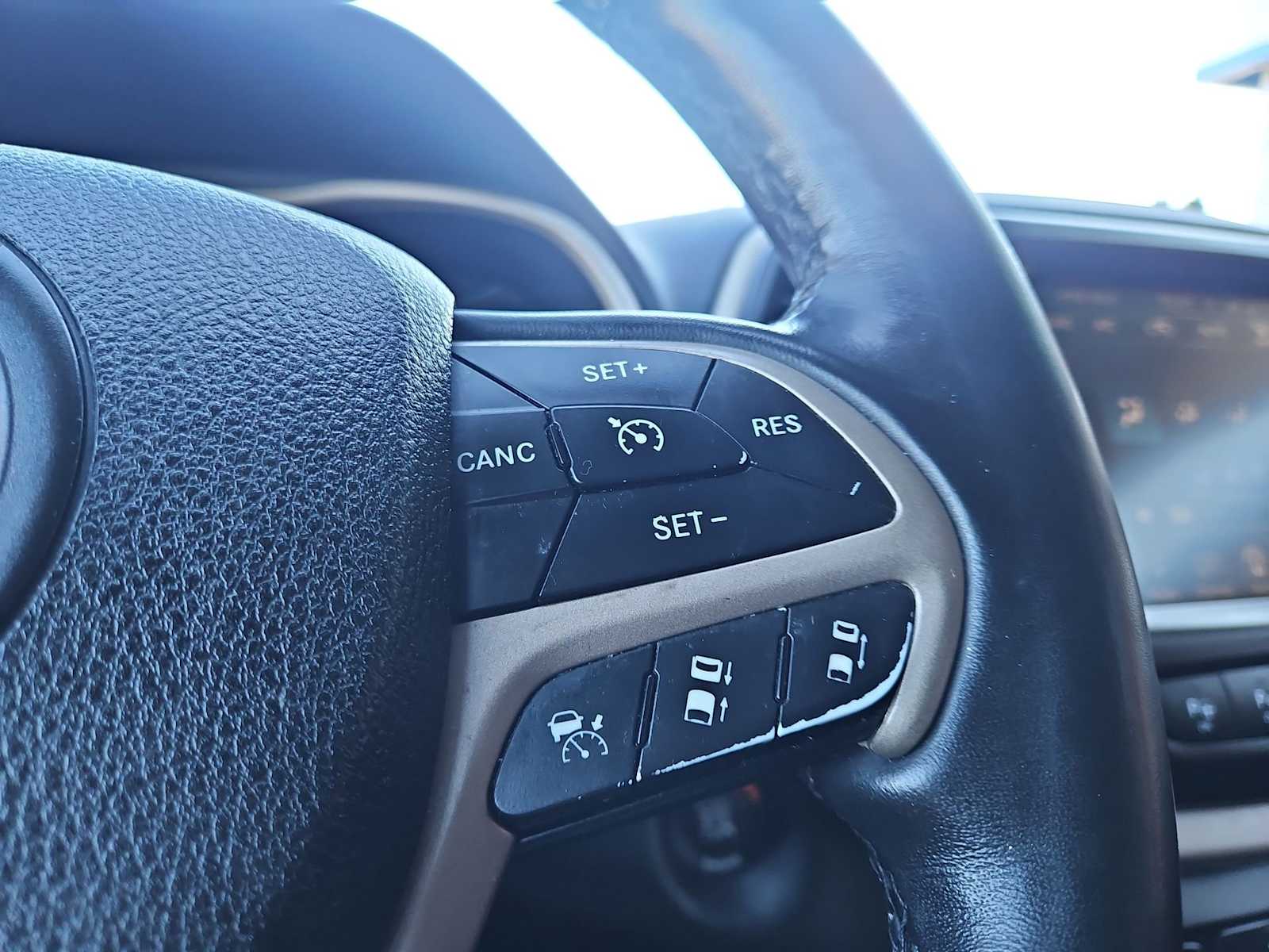 Thumbnail: 2015 Jeep Cherokee - 23