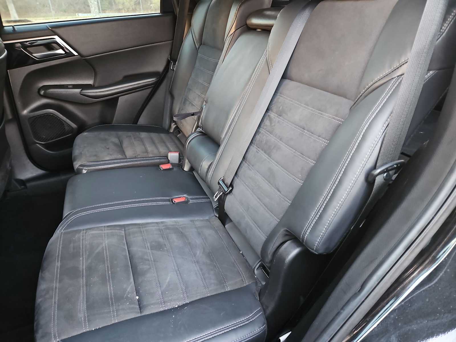 Thumbnail: 2023 Mitsubishi Outlander - 20