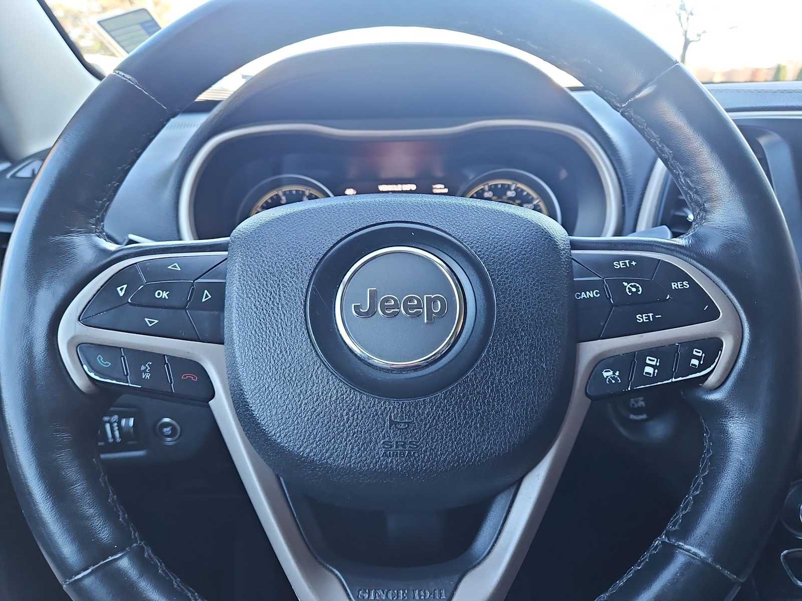 Thumbnail: 2015 Jeep Cherokee - 21