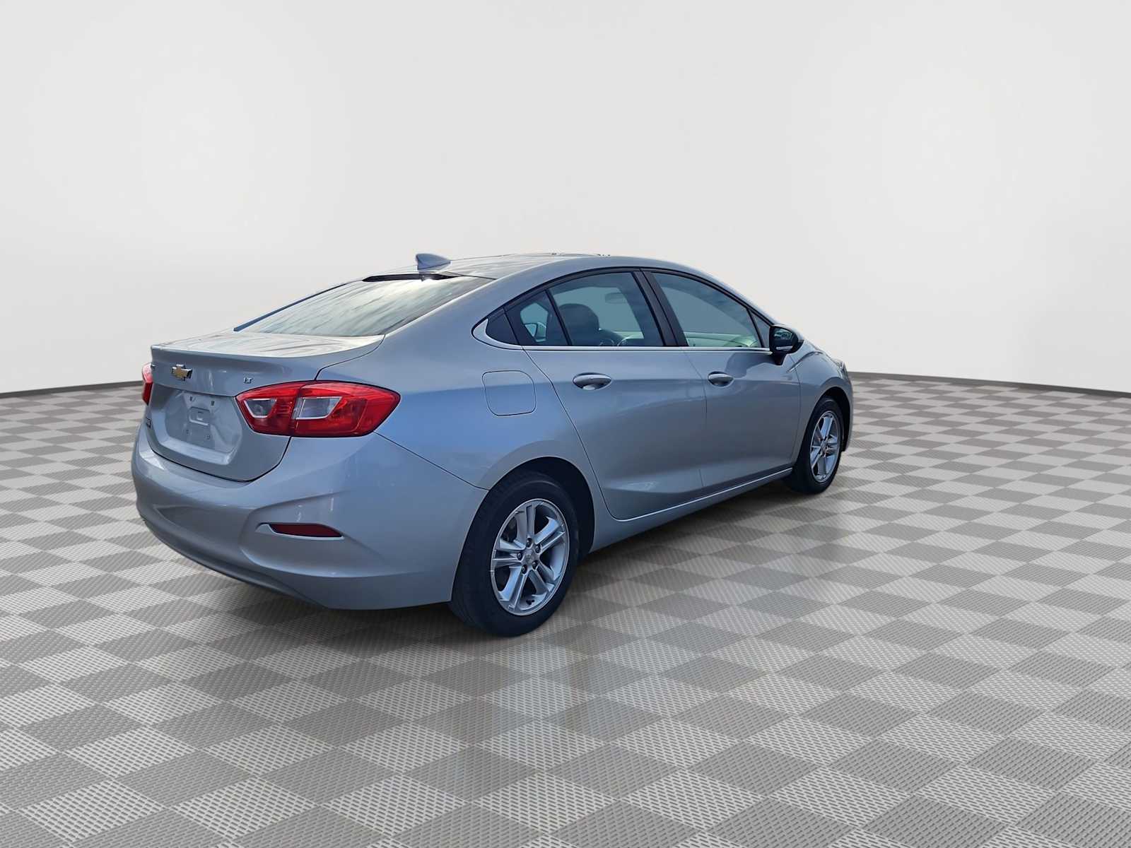 Thumbnail: 2017 Chevrolet Cruze - 8