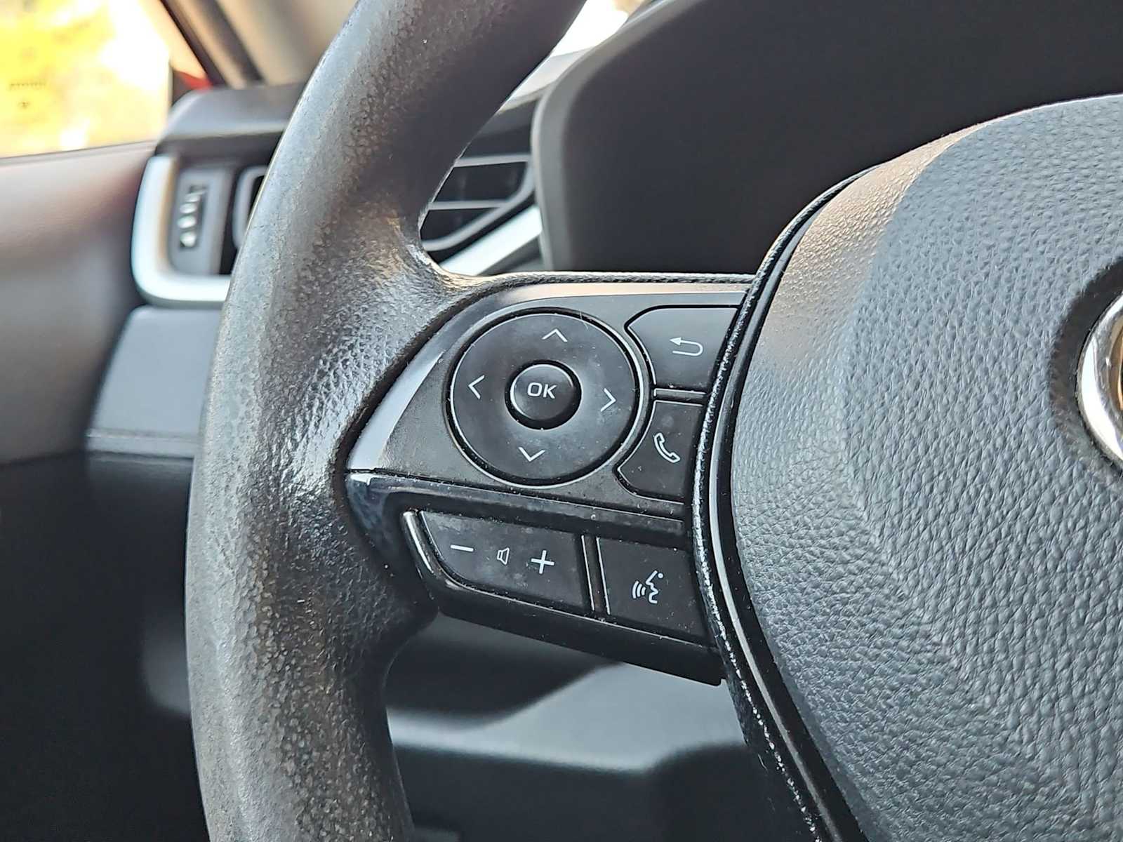 Thumbnail: 2021 Toyota RAV4 - 23