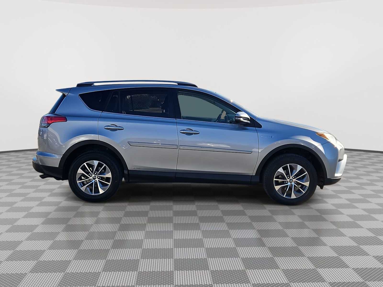 Thumbnail: 2017 Toyota RAV4 - 9