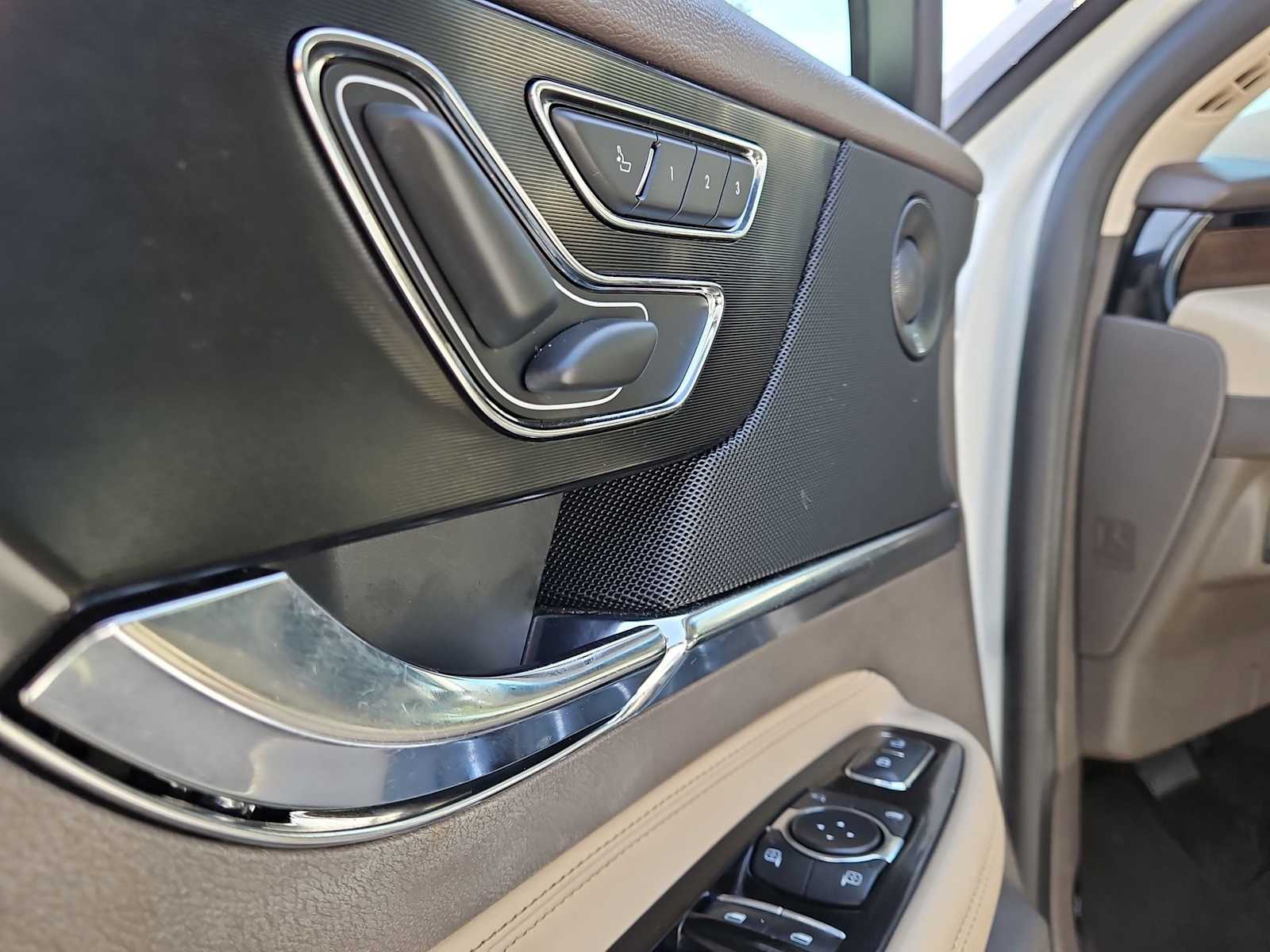 Thumbnail: 2021 Lincoln Corsair - 18