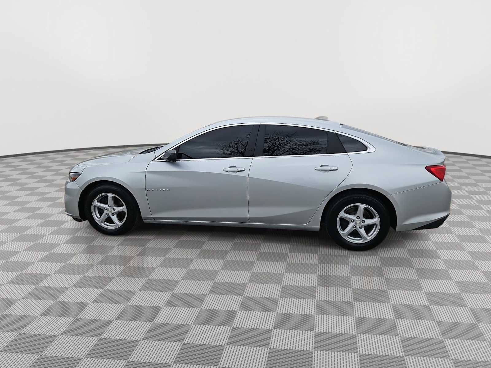 Thumbnail: 2017 Chevrolet Malibu - 5