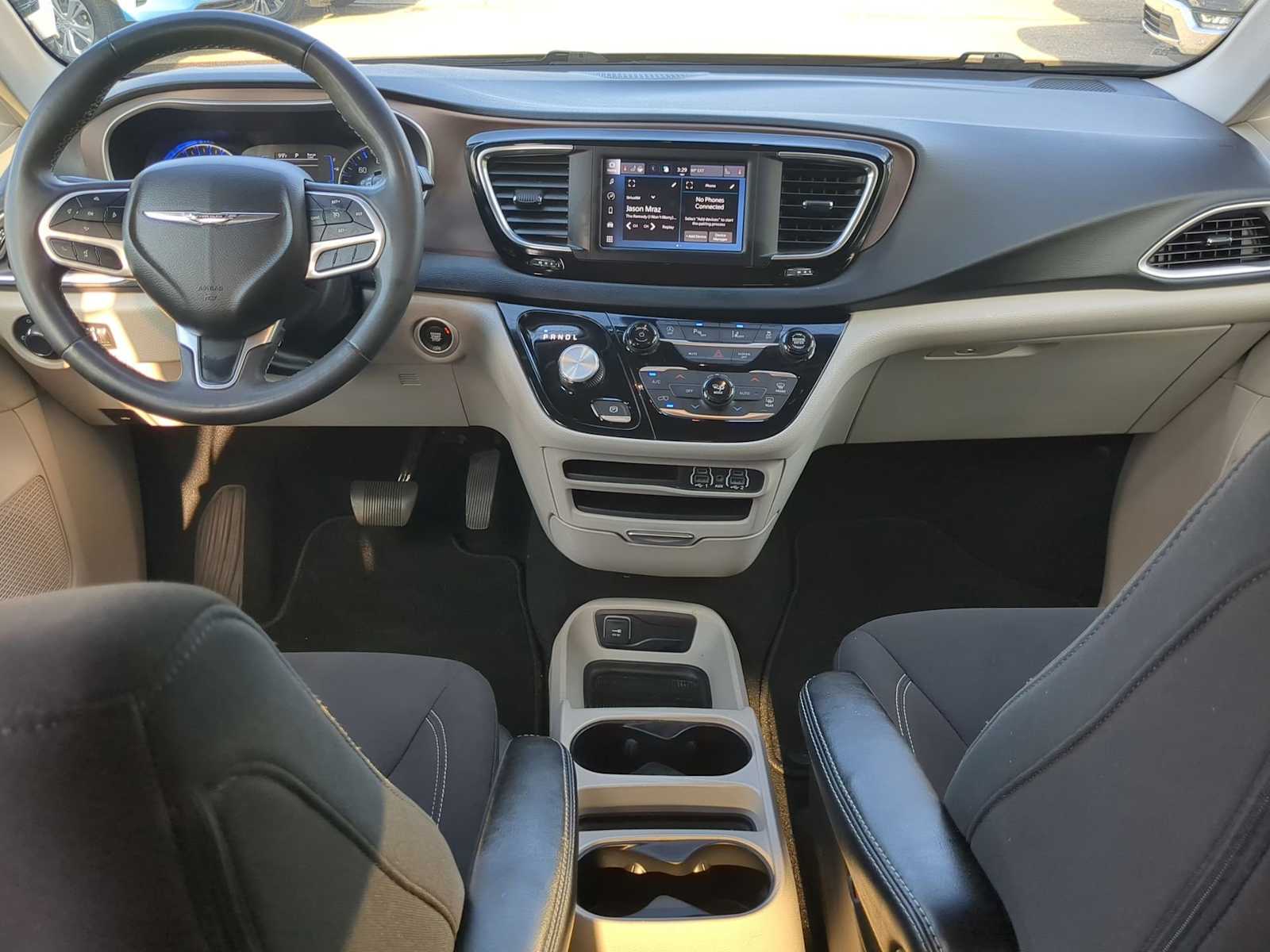 Thumbnail: 2023 Chrysler Voyager - 14