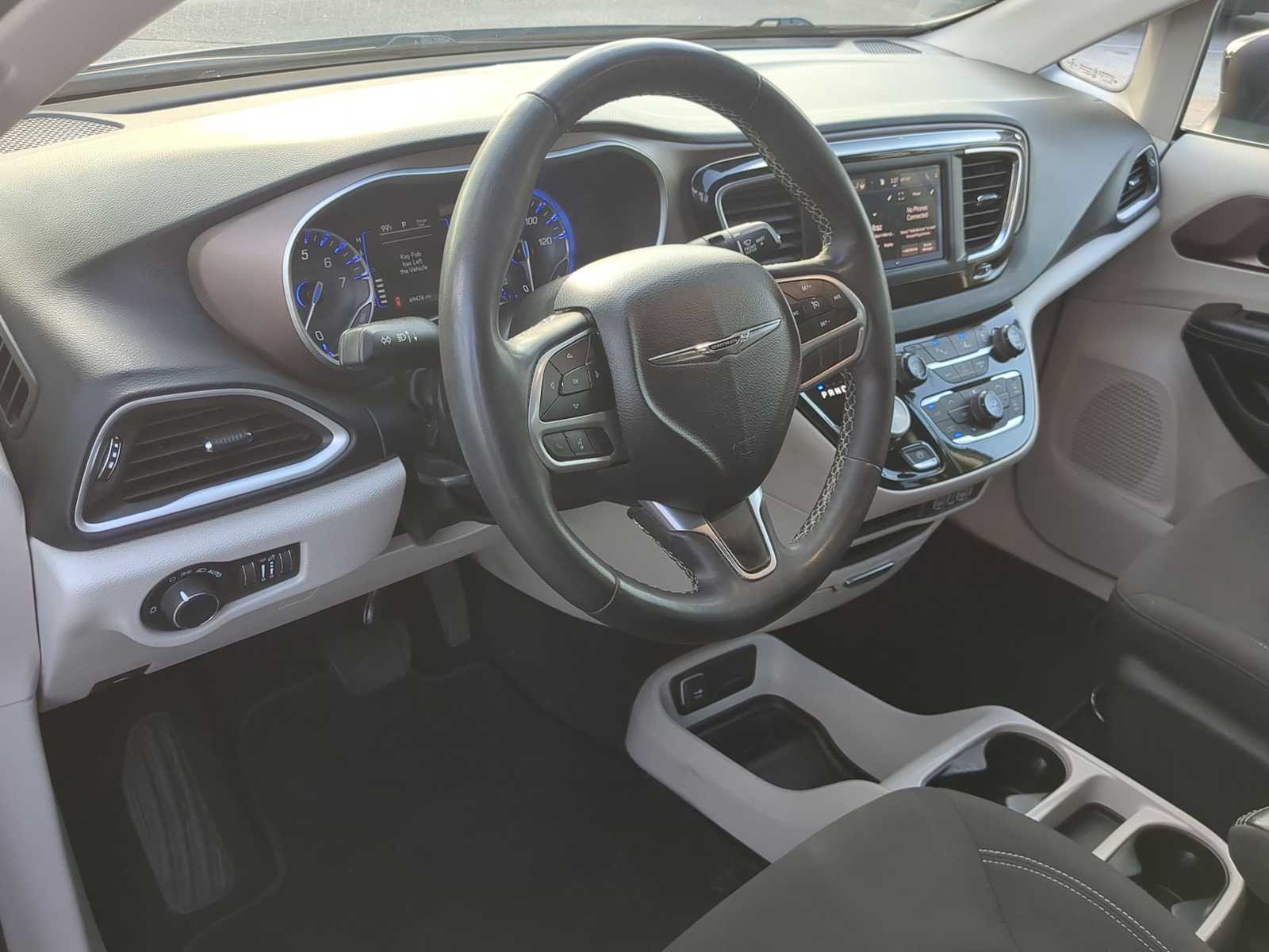 Thumbnail: 2023 Chrysler Voyager - 10