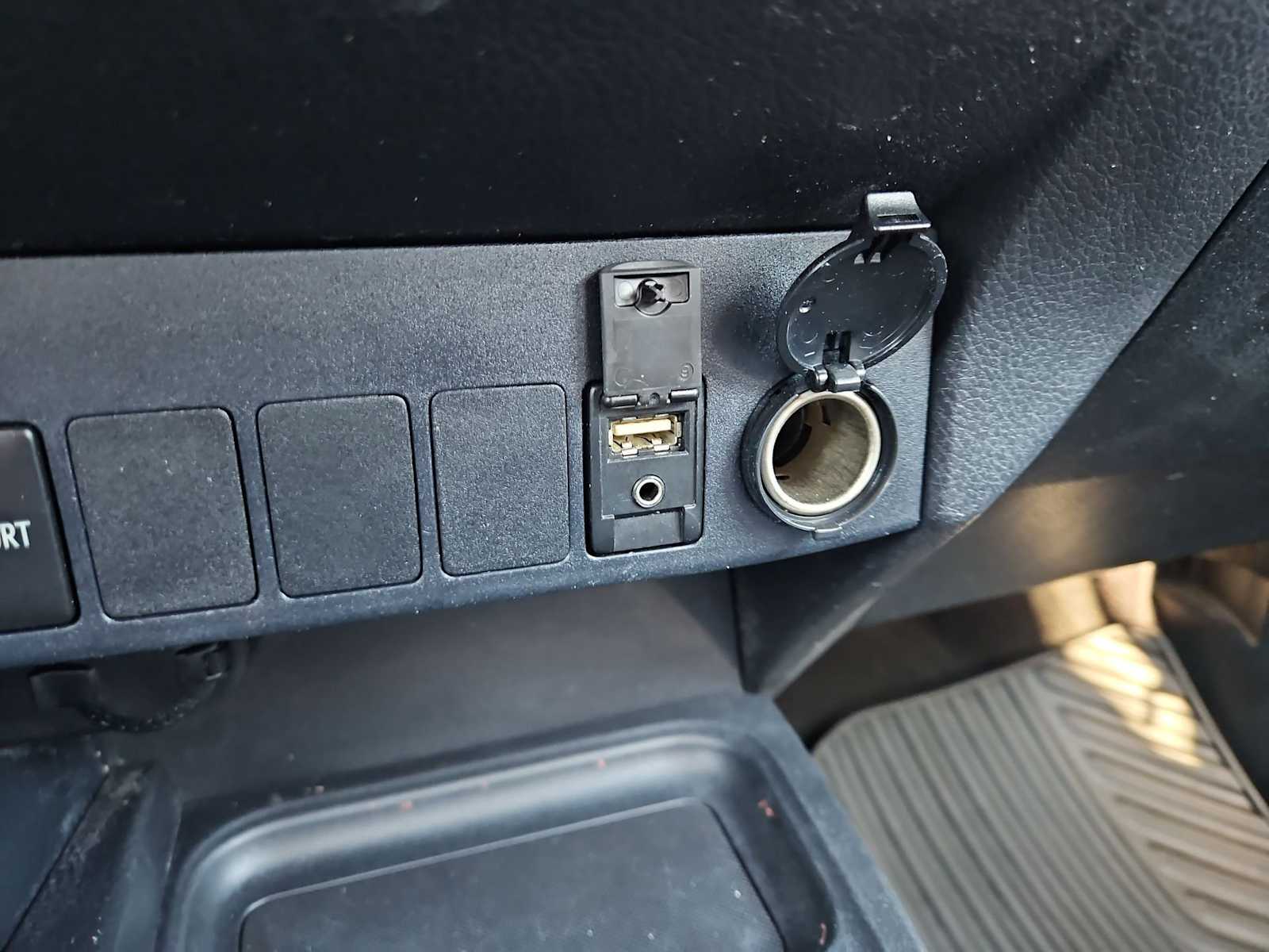 Thumbnail: 2017 Toyota RAV4 - 31