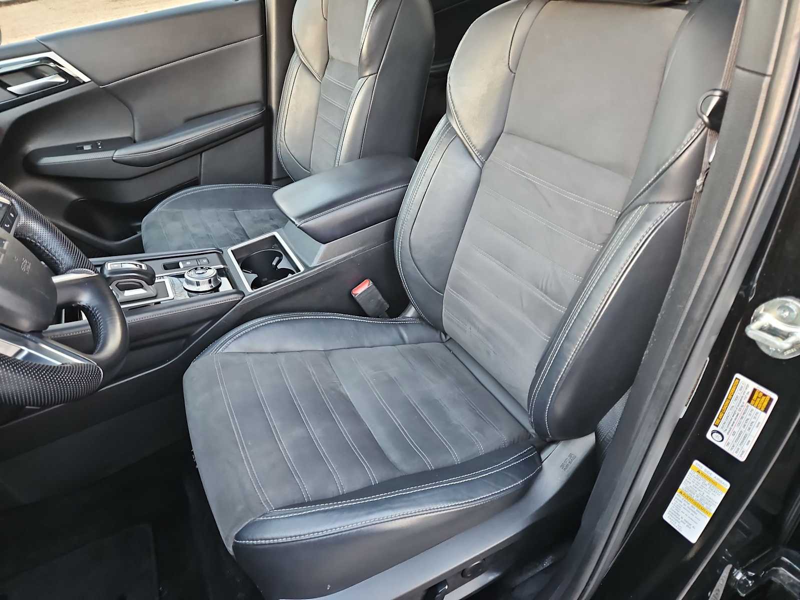 Thumbnail: 2023 Mitsubishi Outlander - 17