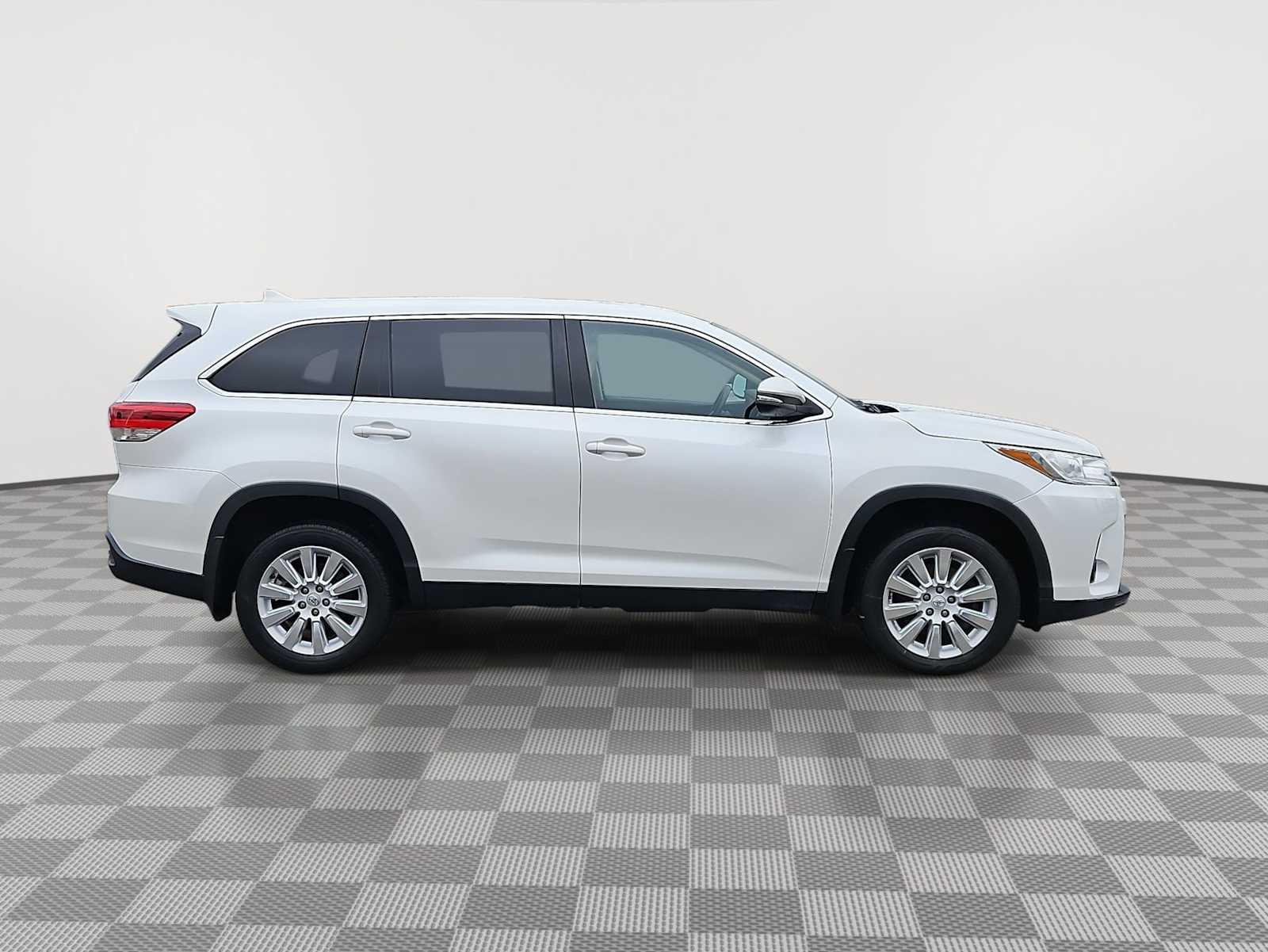 Thumbnail: 2019 Toyota Highlander - 9