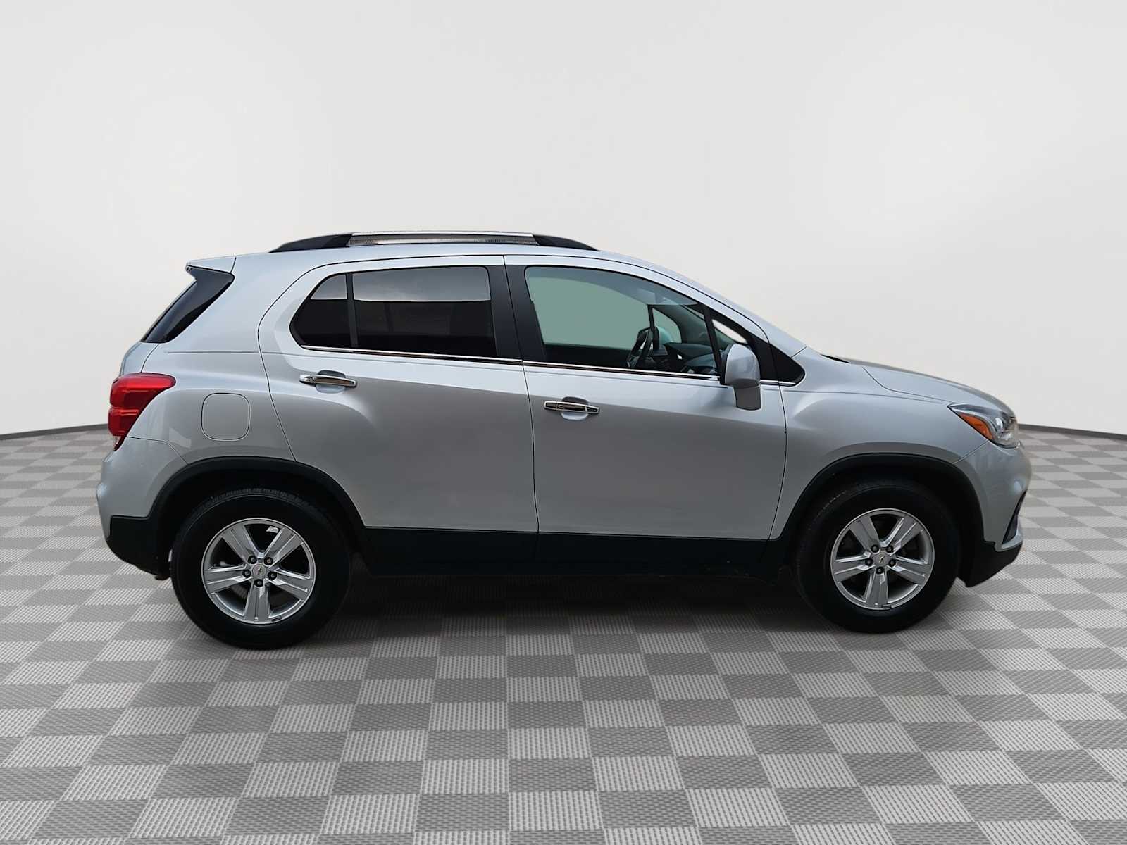 Thumbnail: 2017 Chevrolet Trax - 9