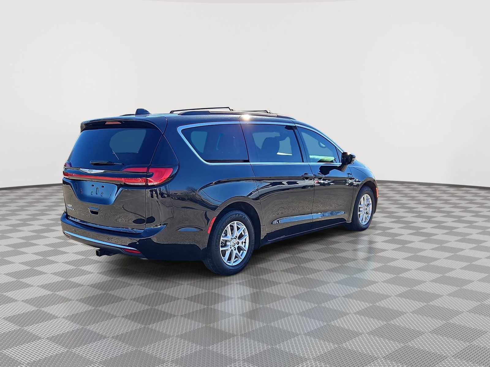 Thumbnail: 2022 Chrysler Pacifica - 8
