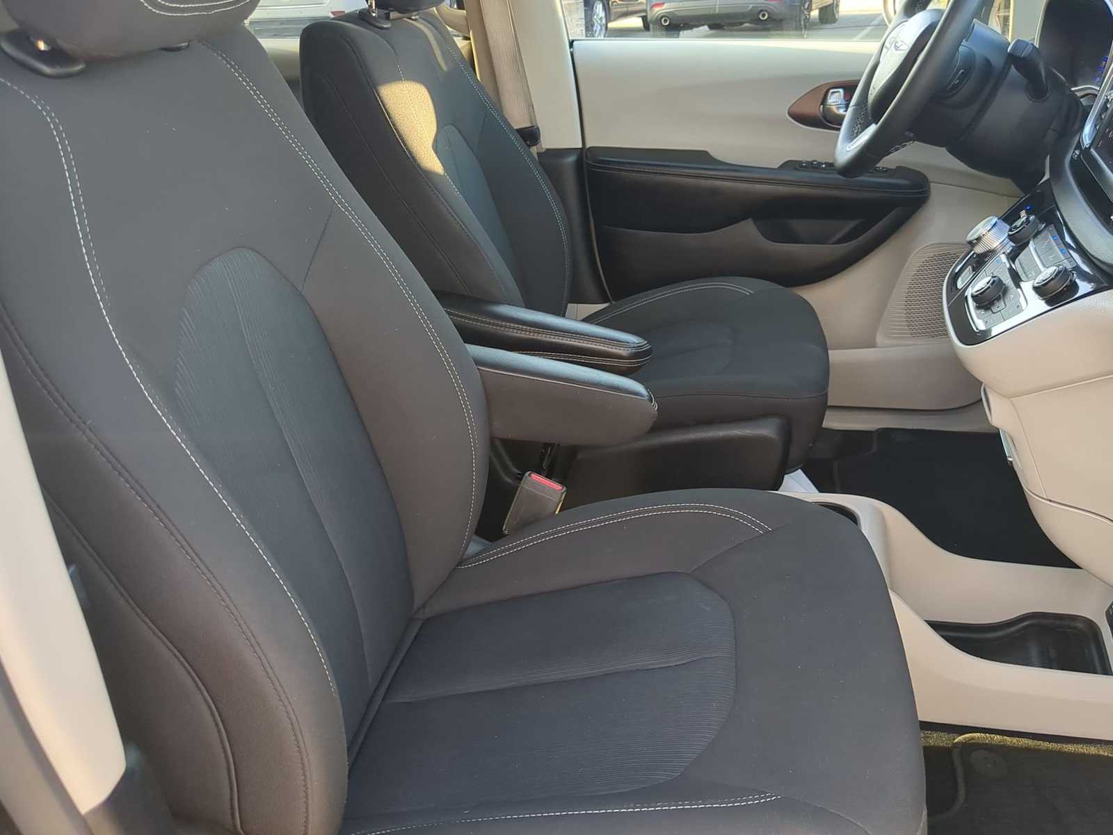 Thumbnail: 2023 Chrysler Voyager - 20