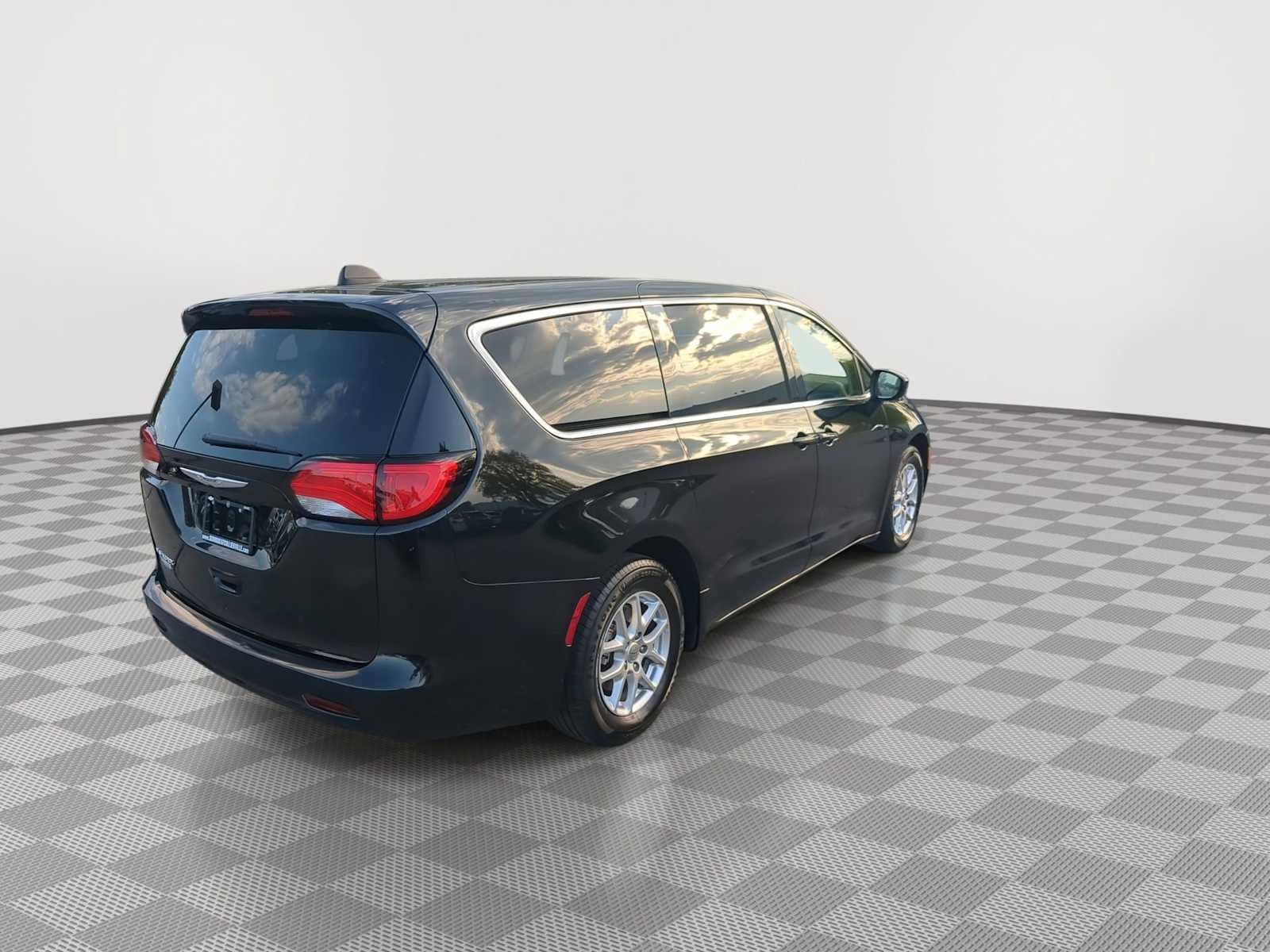 Thumbnail: 2023 Chrysler Voyager - 8