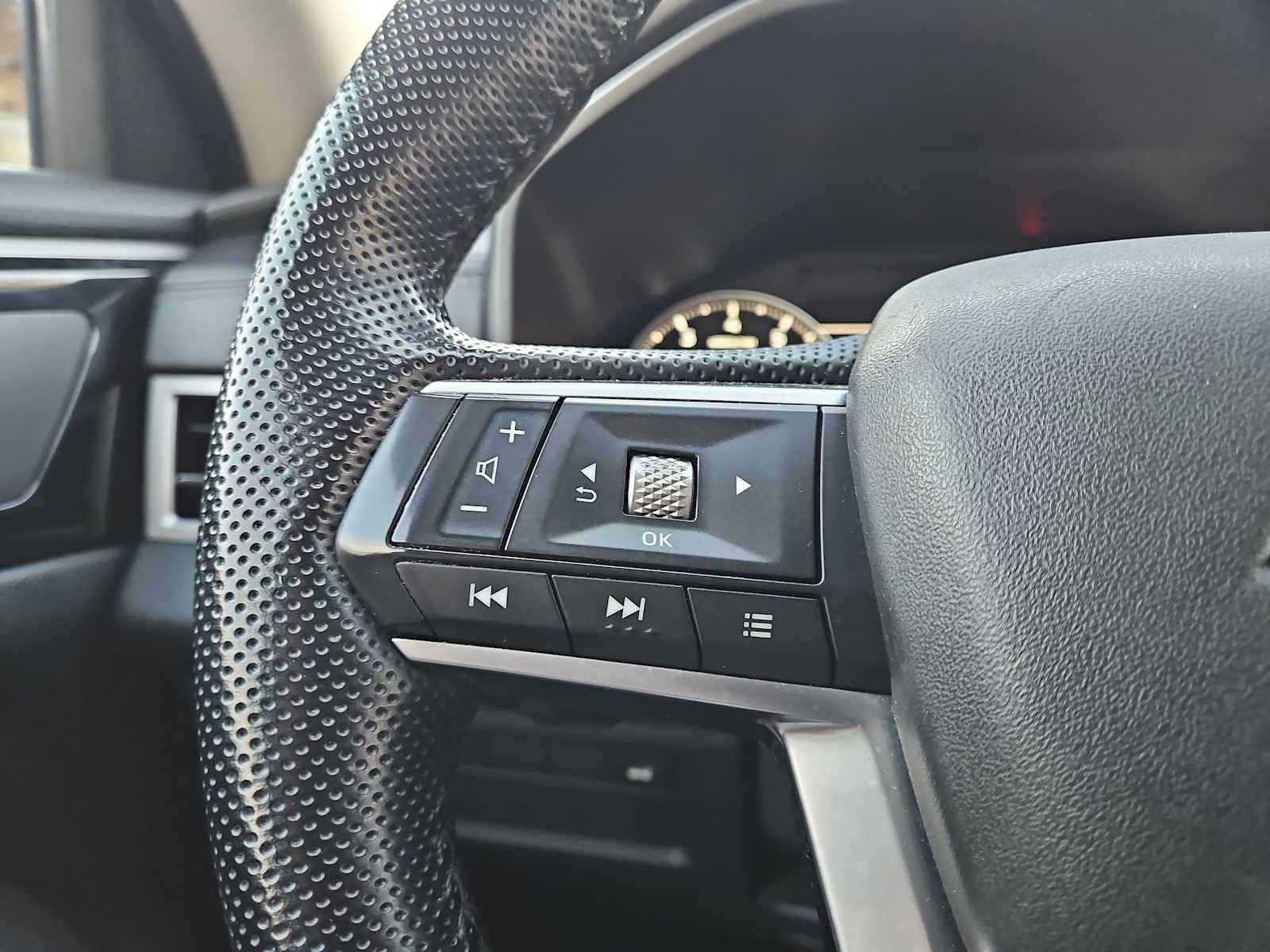 Thumbnail: 2023 Mitsubishi Outlander - 24