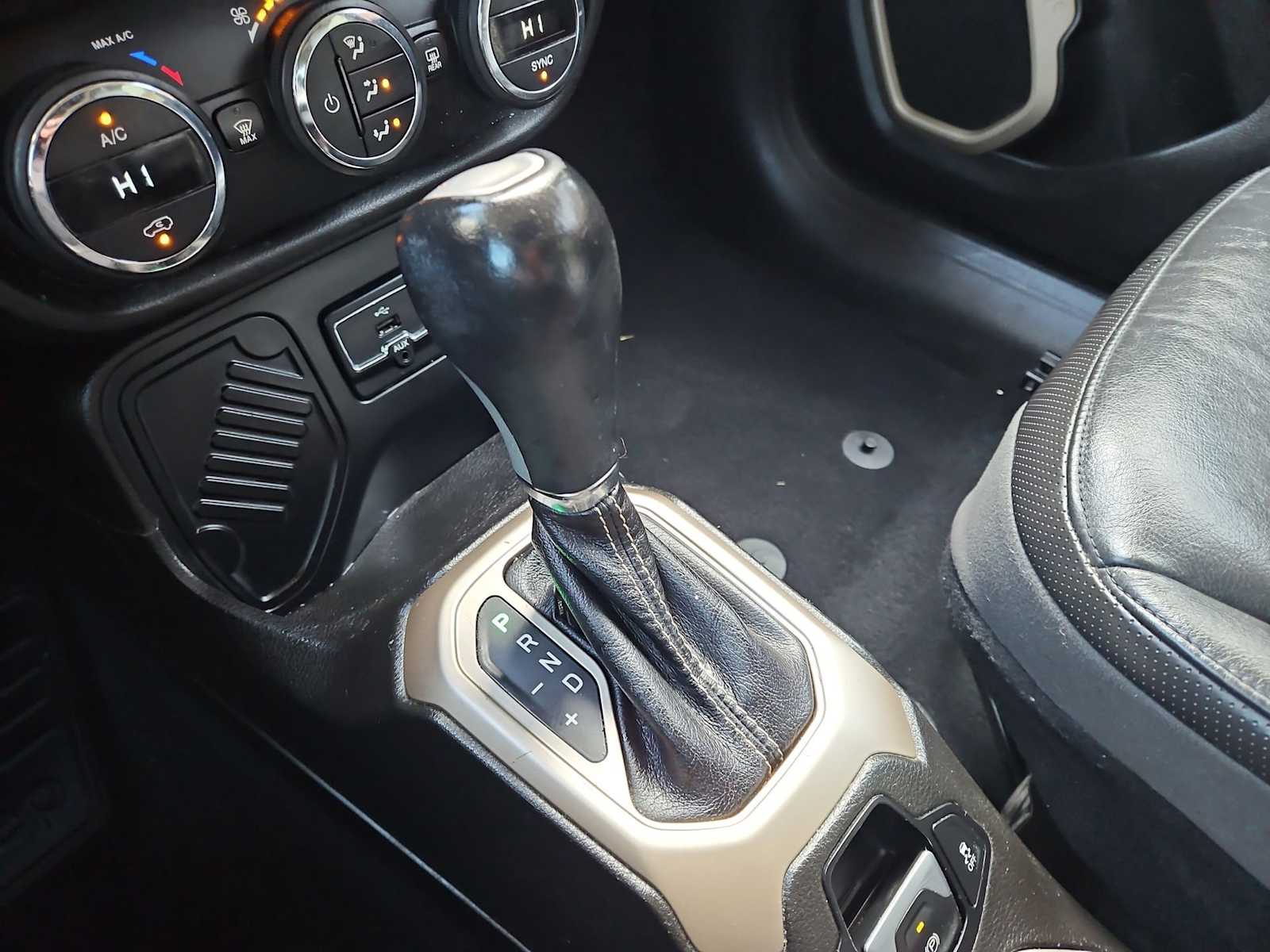 Thumbnail: 2016 Jeep Renegade - 32