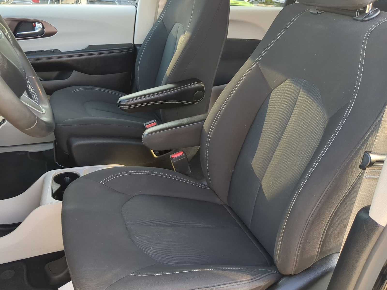 Thumbnail: 2023 Chrysler Voyager - 15