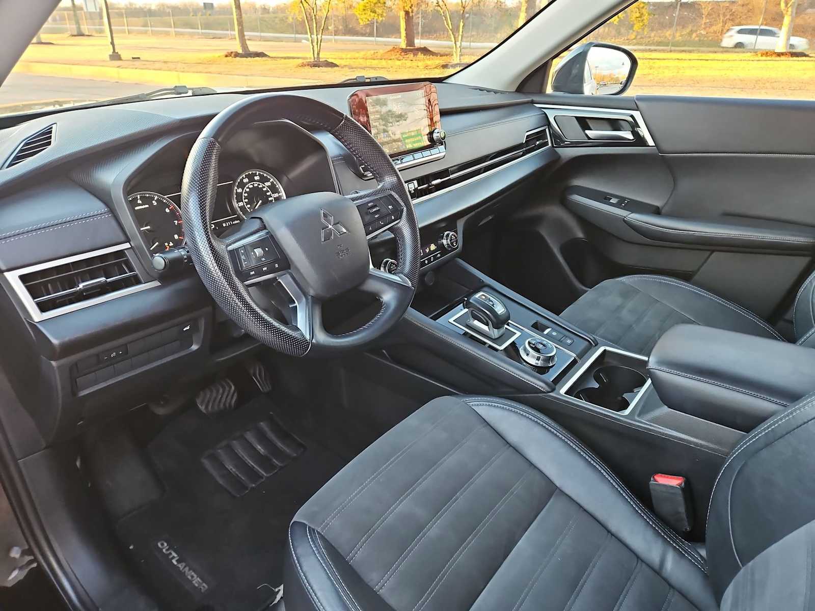 Thumbnail: 2023 Mitsubishi Outlander - 10