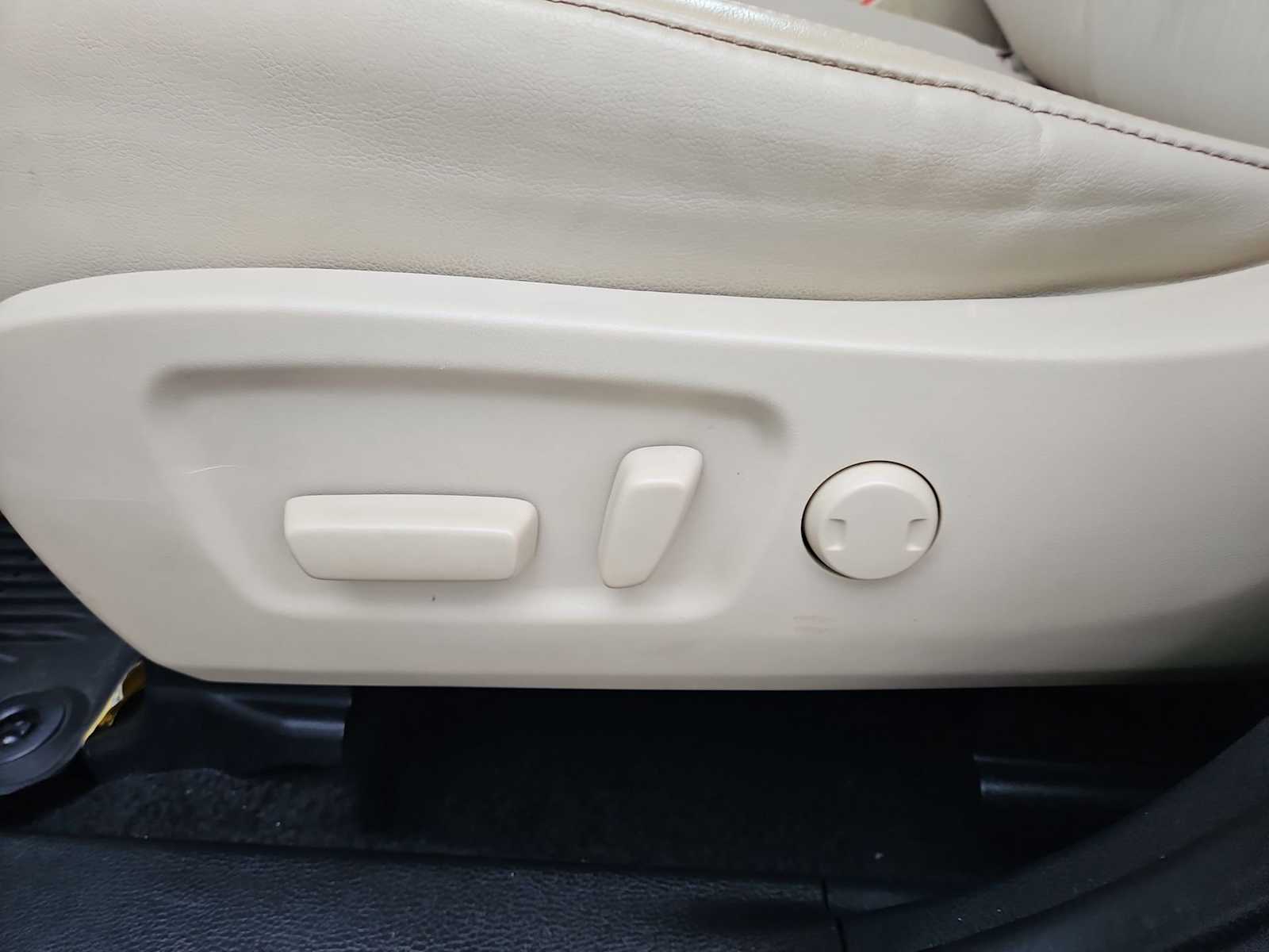 Thumbnail: 2019 Toyota Highlander - 18