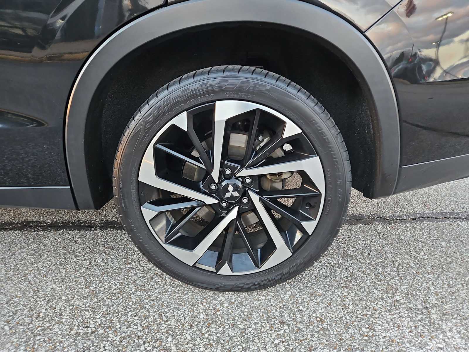 Thumbnail: 2023 Mitsubishi Outlander - 14