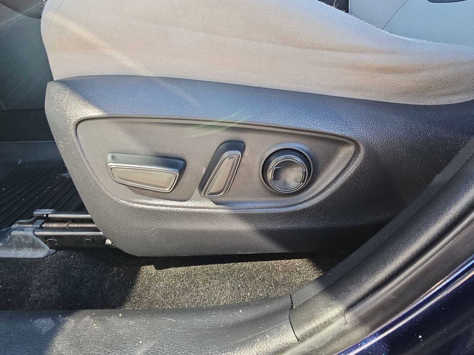 Thumbnail: 2019 Toyota RAV4 - 18