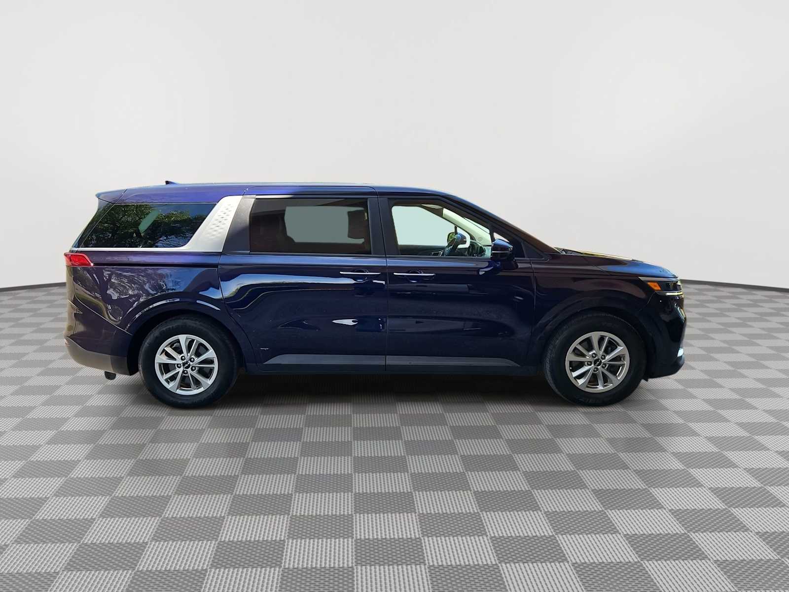 Thumbnail: 2022 Kia Carnival - 9