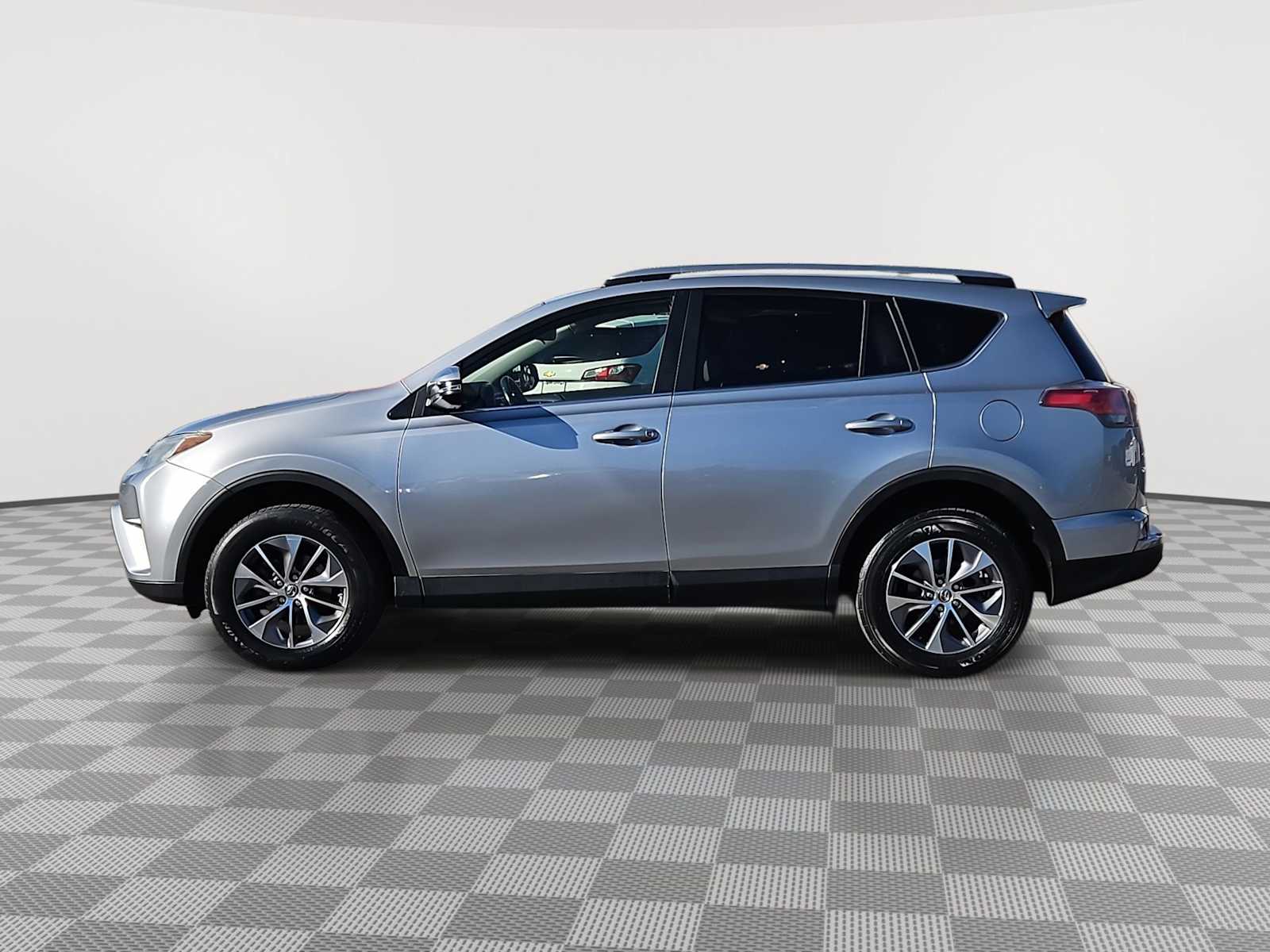 Thumbnail: 2017 Toyota RAV4 - 5