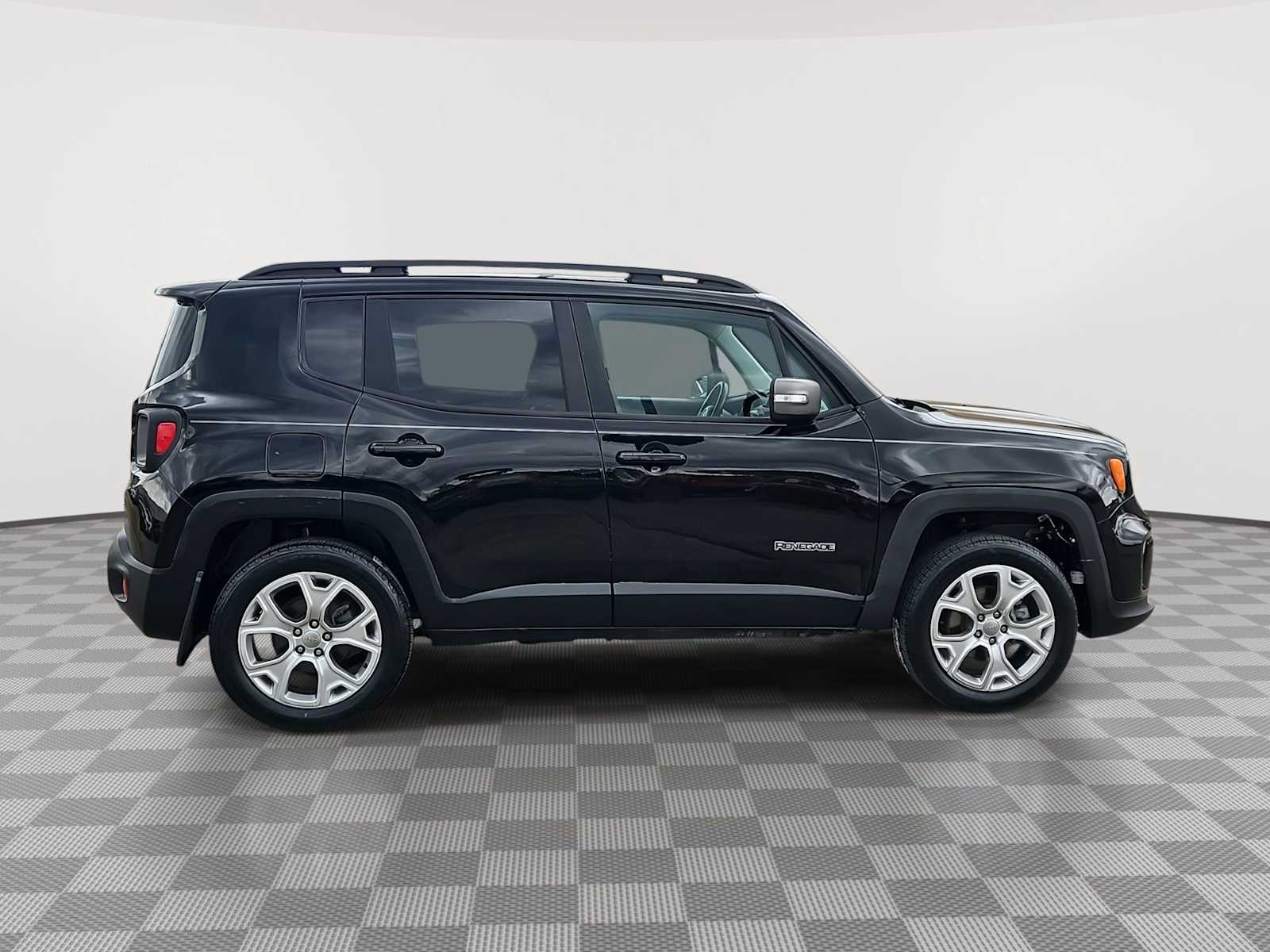 Thumbnail: 2019 Jeep Renegade - 17
