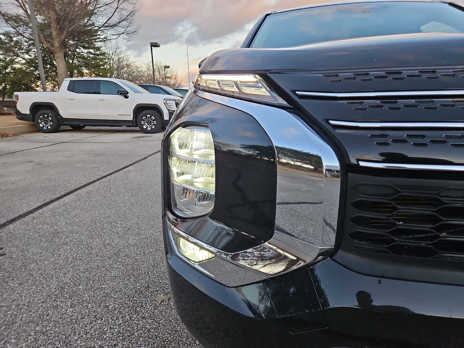 Thumbnail: 2023 Mitsubishi Outlander - 11