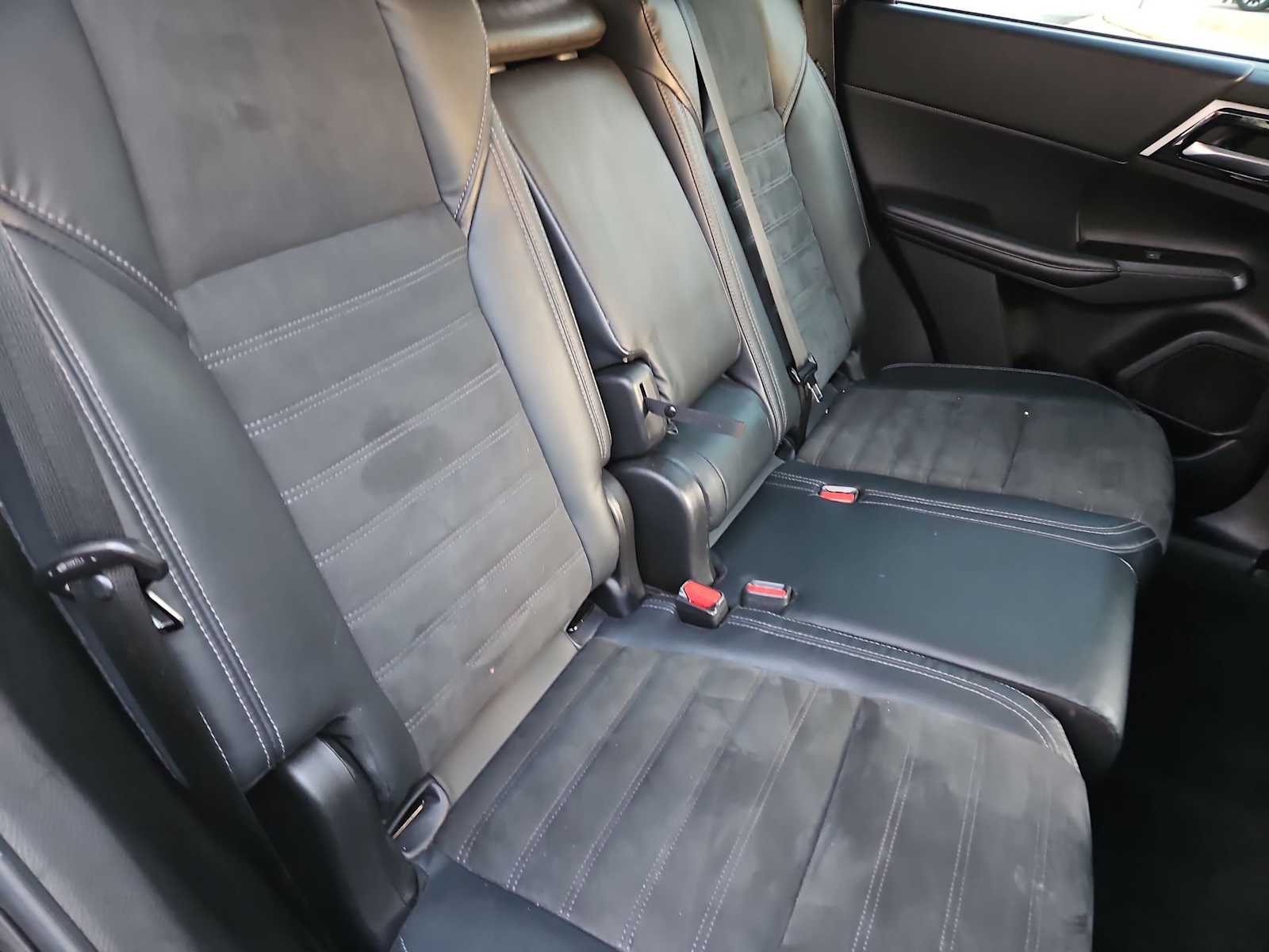 Thumbnail: 2023 Mitsubishi Outlander - 21