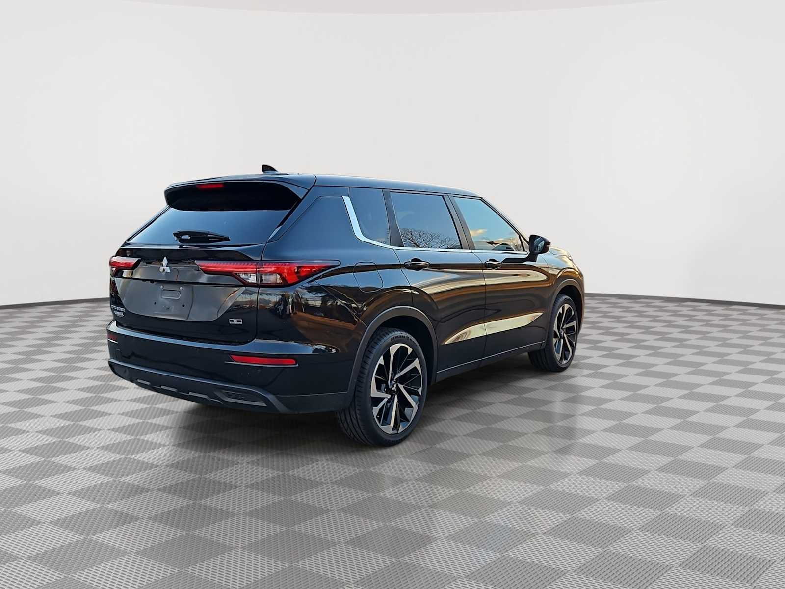 Thumbnail: 2023 Mitsubishi Outlander - 8