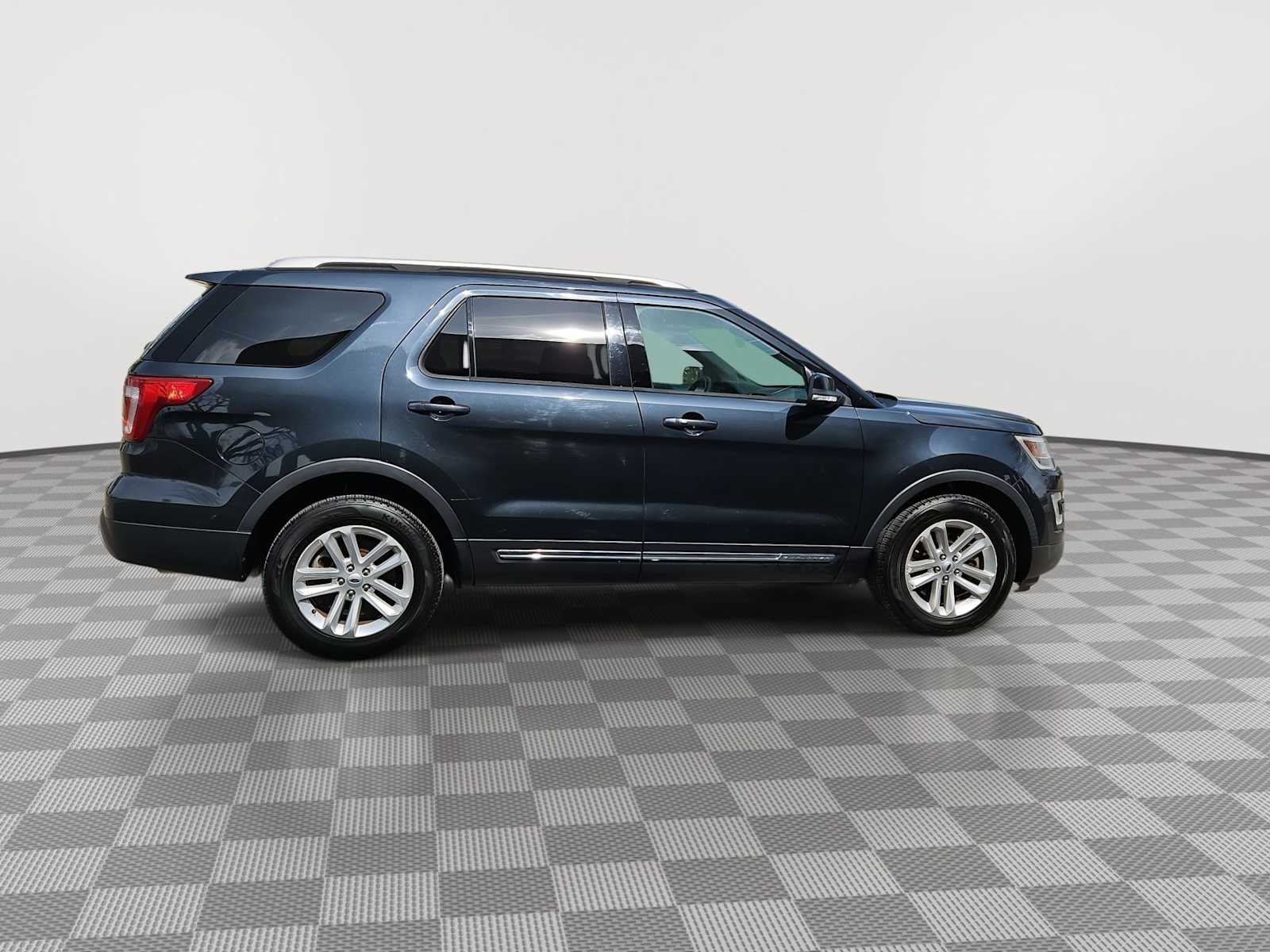 Thumbnail: 2017 Ford Explorer - 9