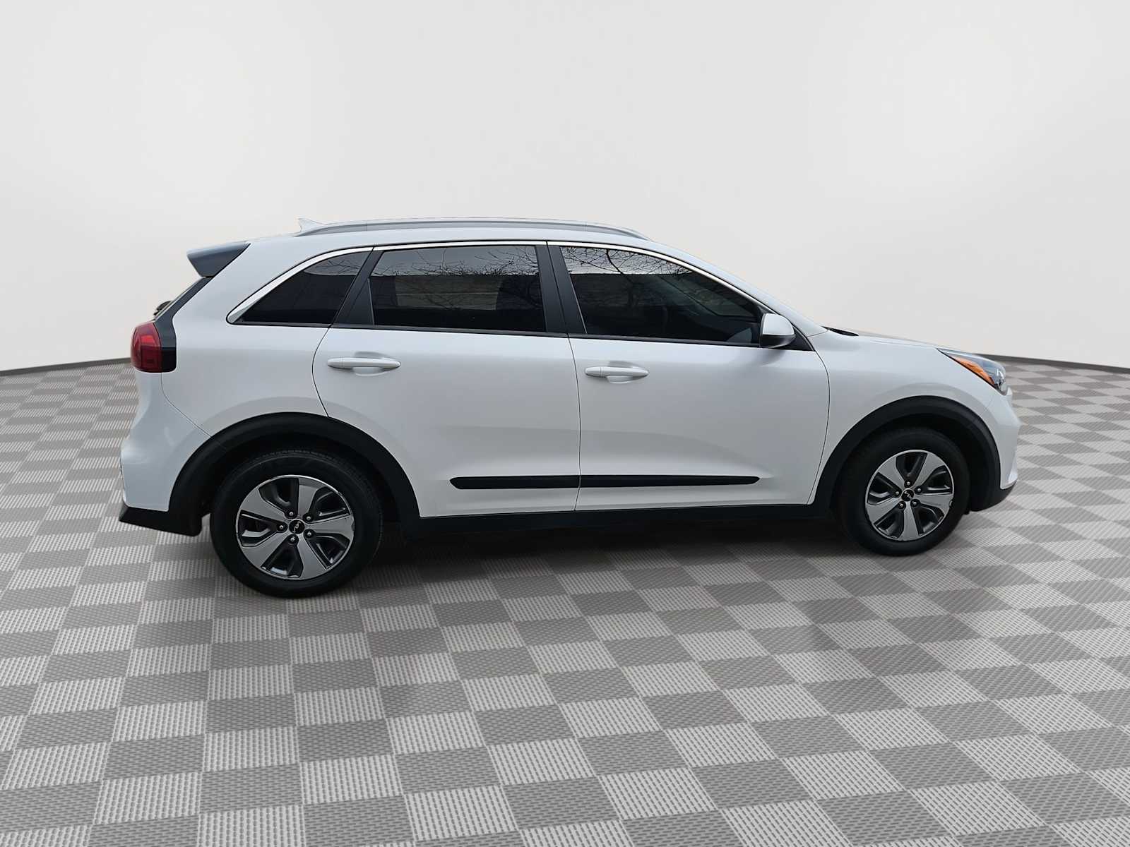 Thumbnail: 2022 Kia Niro - 9