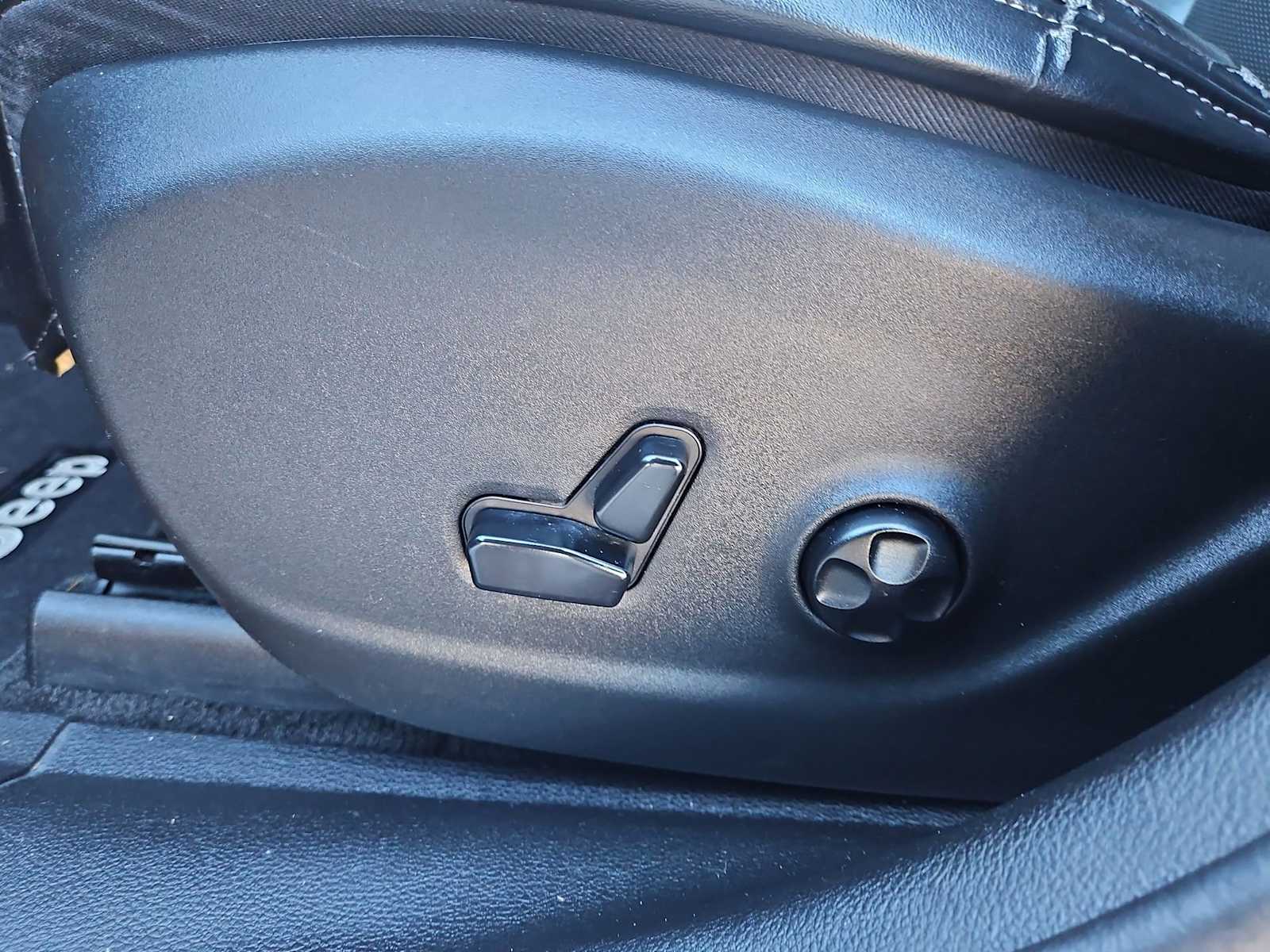 Thumbnail: 2015 Jeep Cherokee - 16