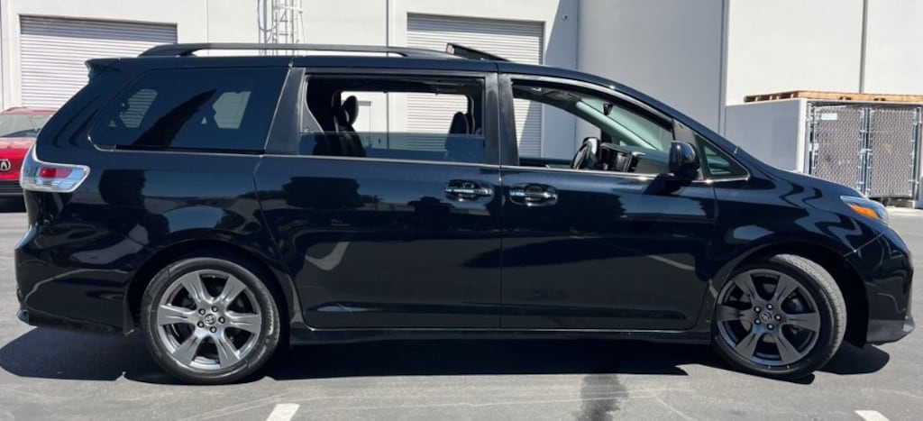 Used 2018 Toyota Sienna SE Premium 8 Passenger Van Passenger Van