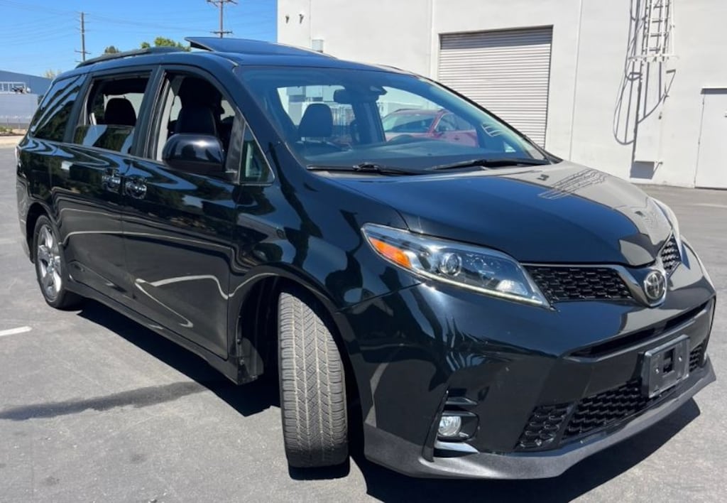 Used 2018 Toyota Sienna SE Premium 8 Passenger Van Passenger Van