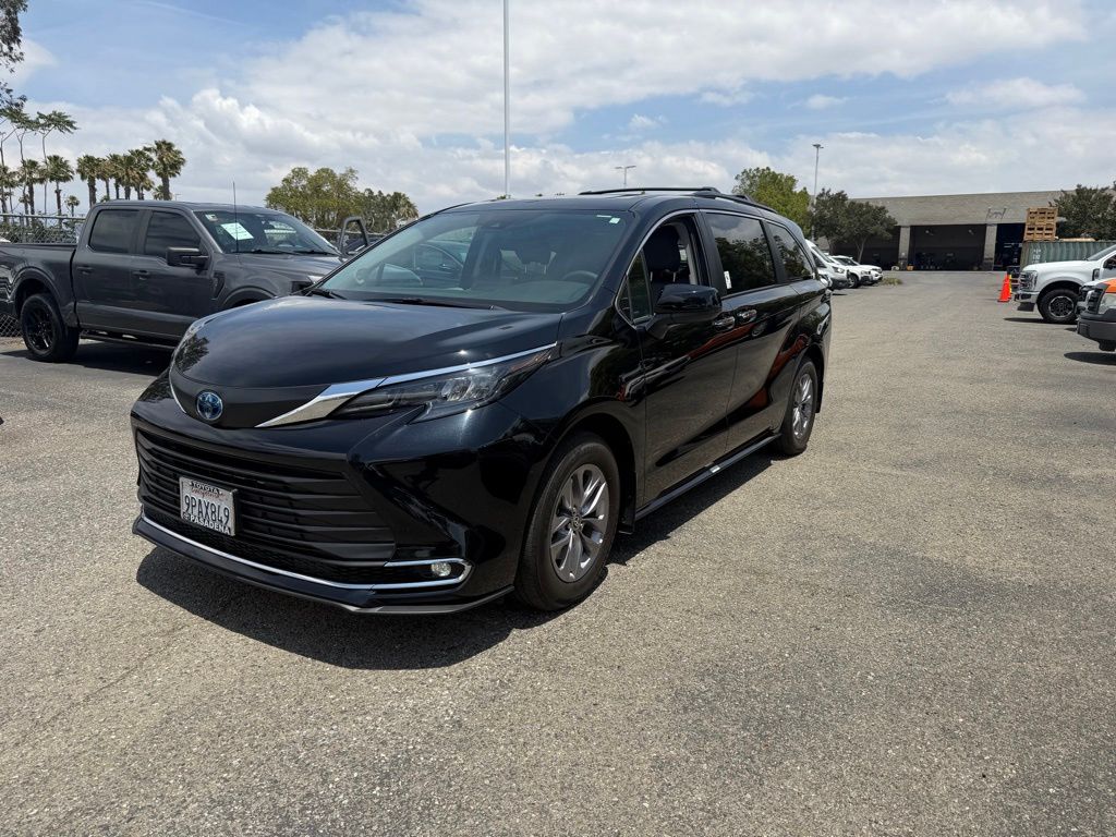 2024 Toyota Sienna XLE 8-Passenger Hybrid FWD's photo