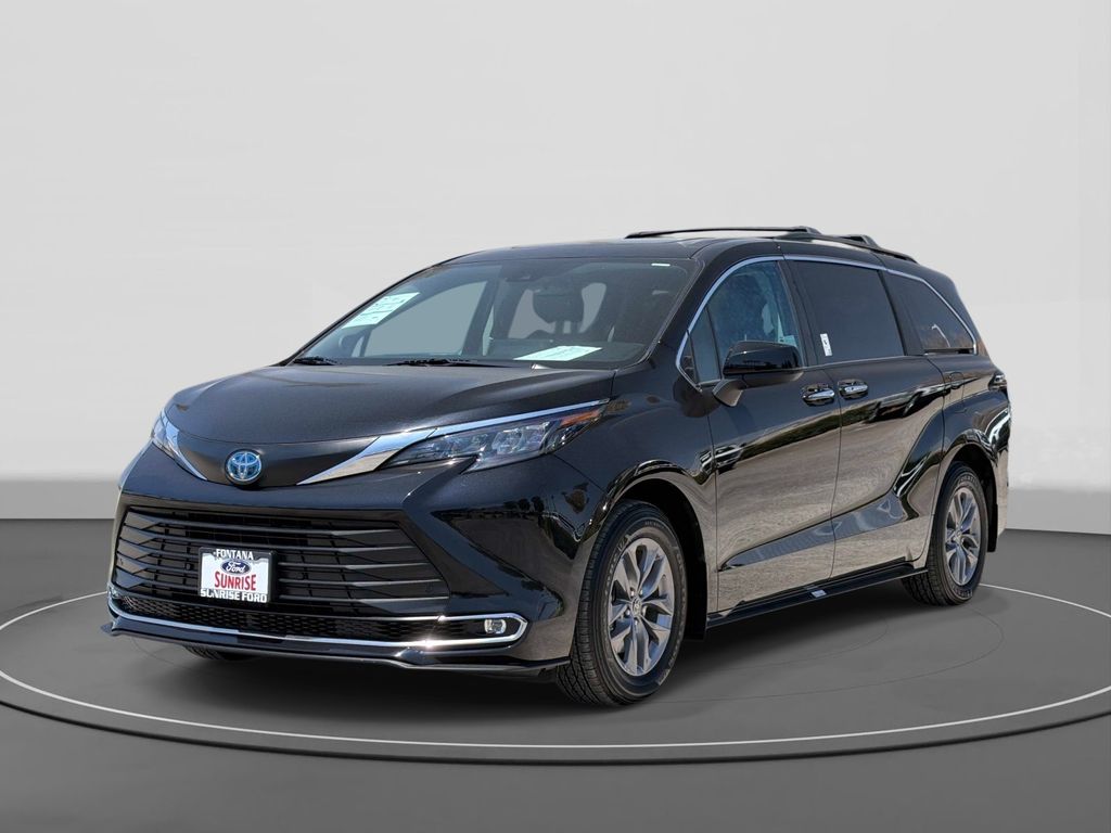 2024 Toyota Sienna XLE 8-Passenger Hybrid FWD's photo