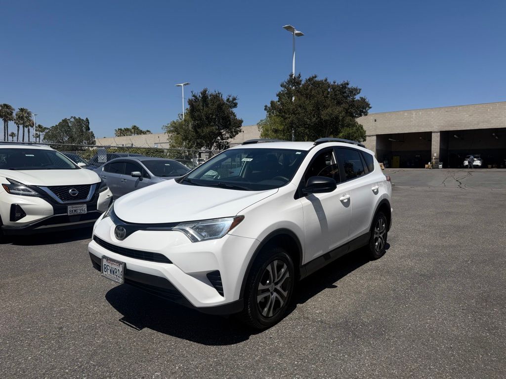 2018 Toyota RAV4 LE's photo